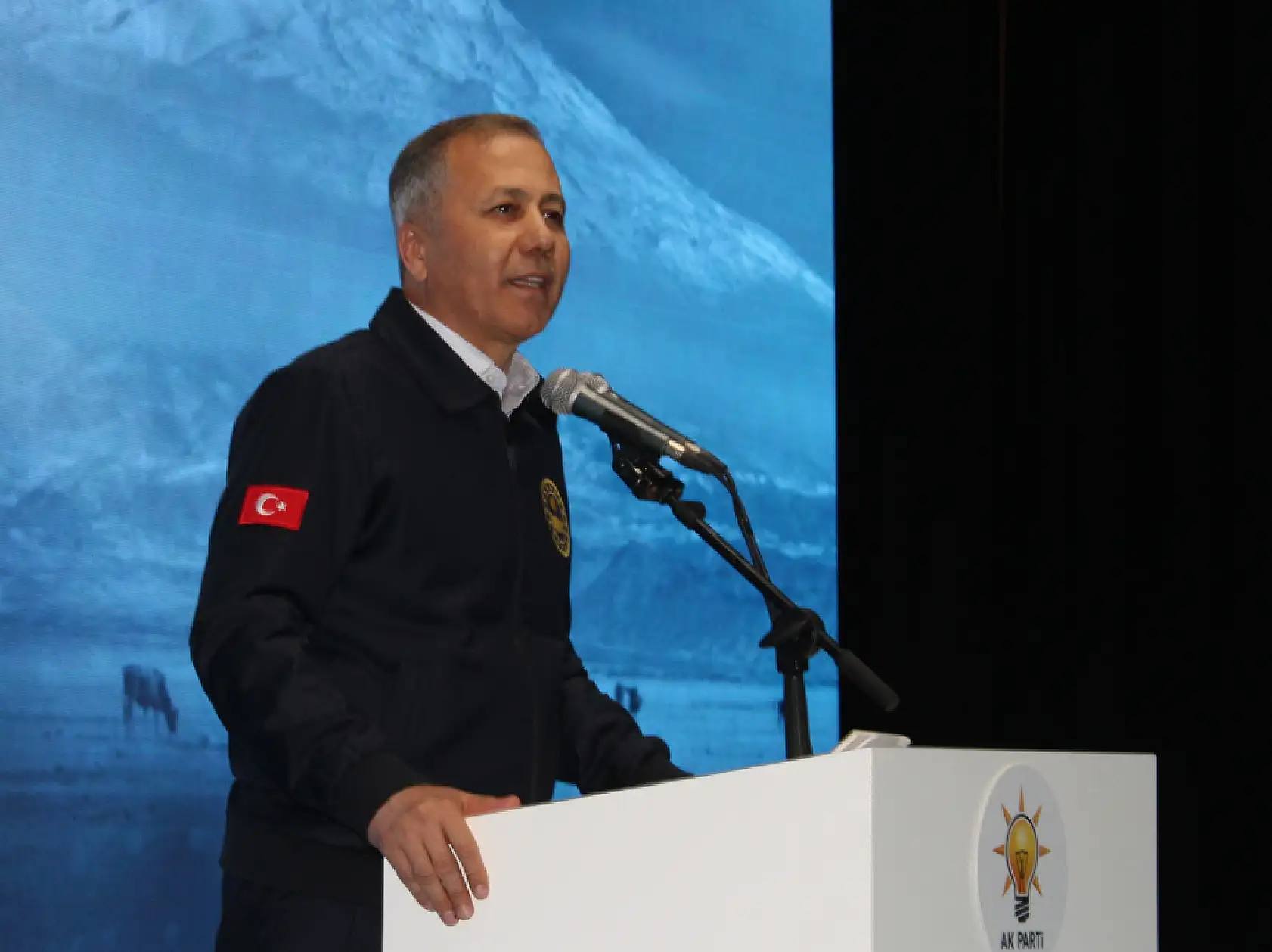 İçişleri Bakanı Ali Yerlikaya Ağrı'da partililerle buluştu