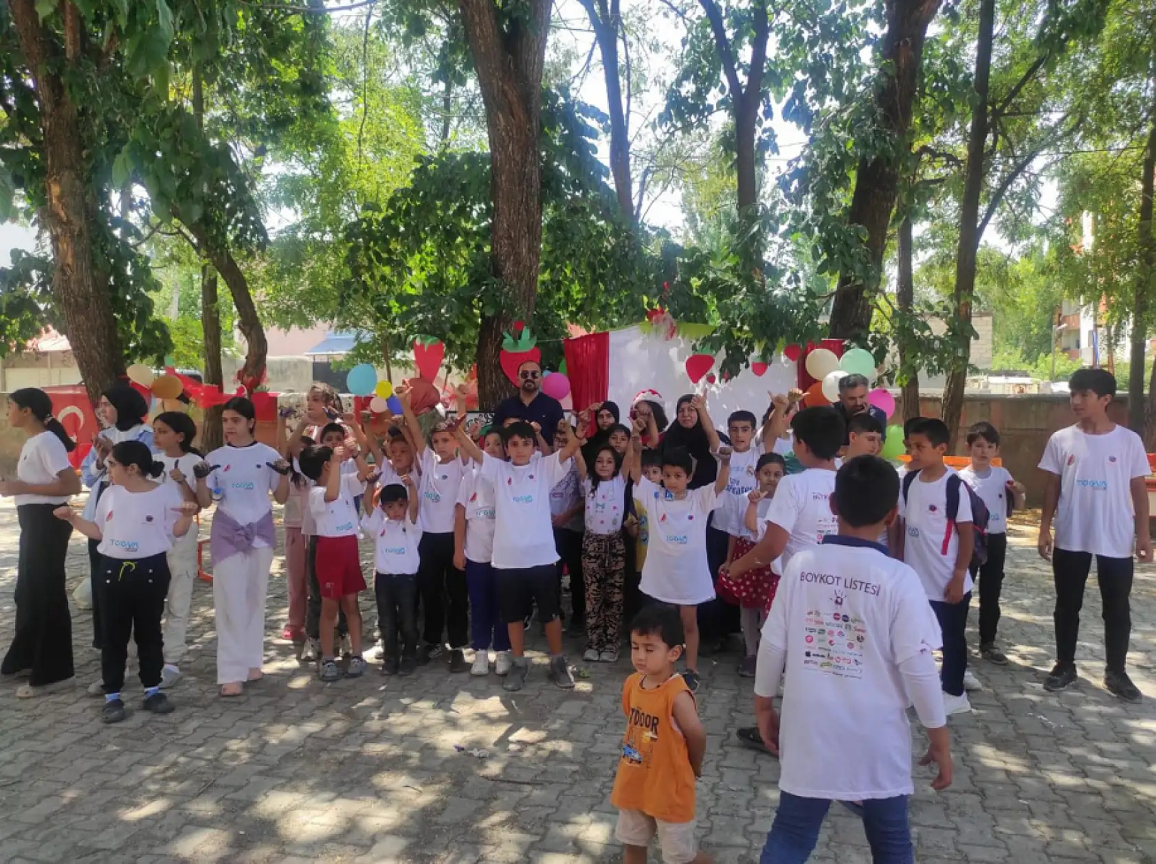 Ağrı'da çilekli dondurma şenliği büyük ilgi gördü: Minikler gönüllerince eğlendi