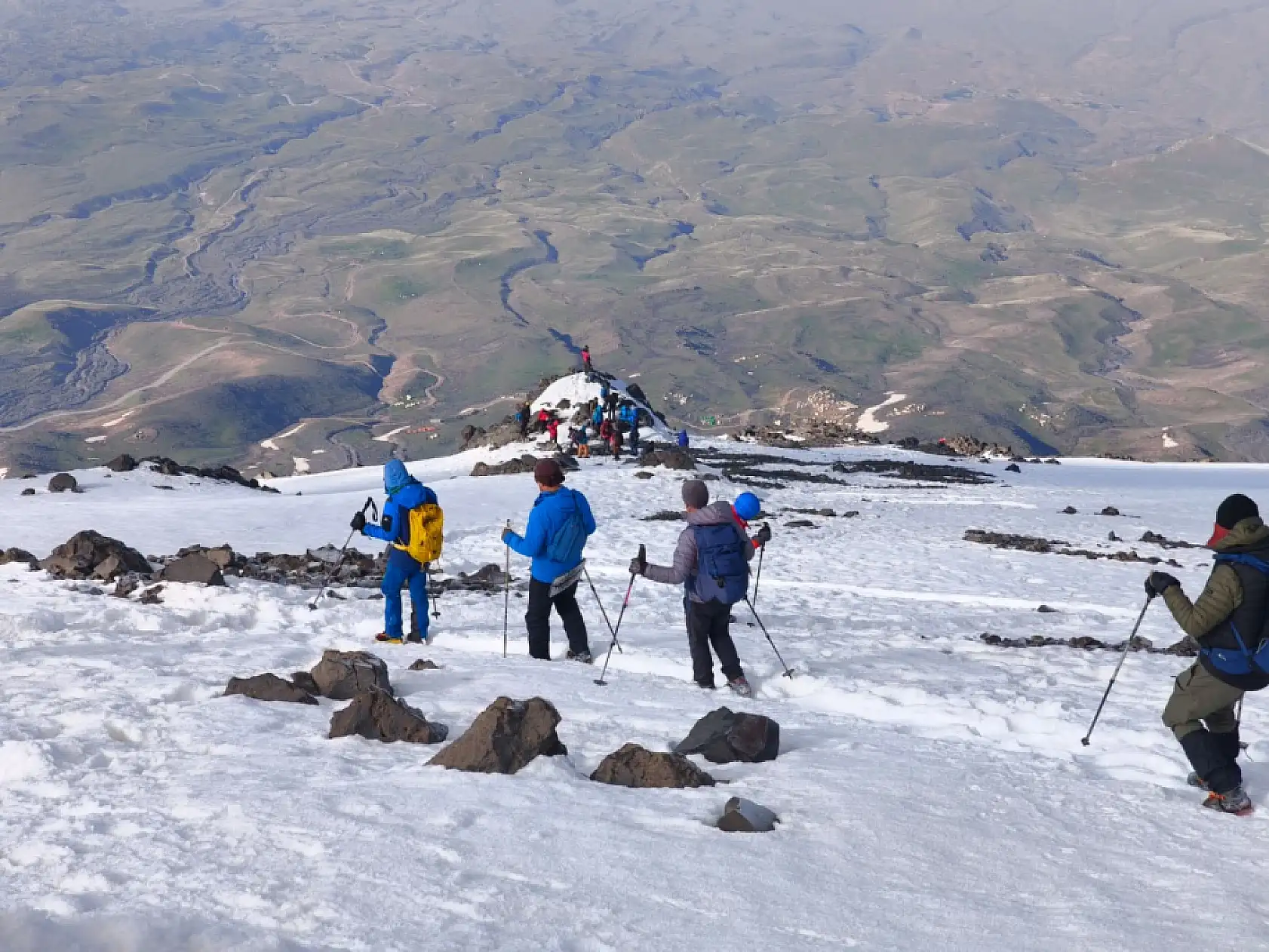 Ağrı Dağı'nın zirvesinde adım atacak yer kalmadı