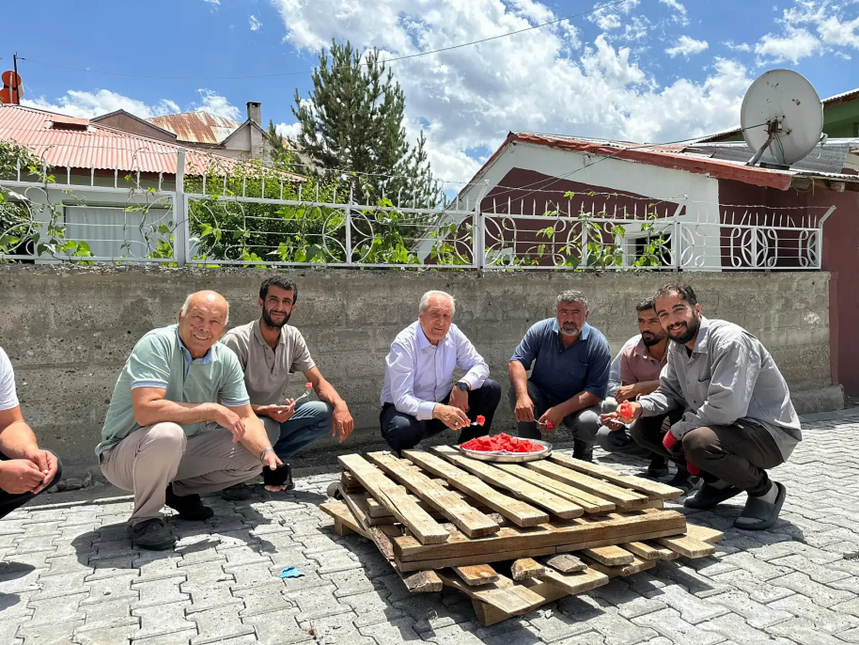 Eleşkirt'te yol çalışmaları sürüyor: Müftüselim Mahallesi'nde sona yaklaşıldı
