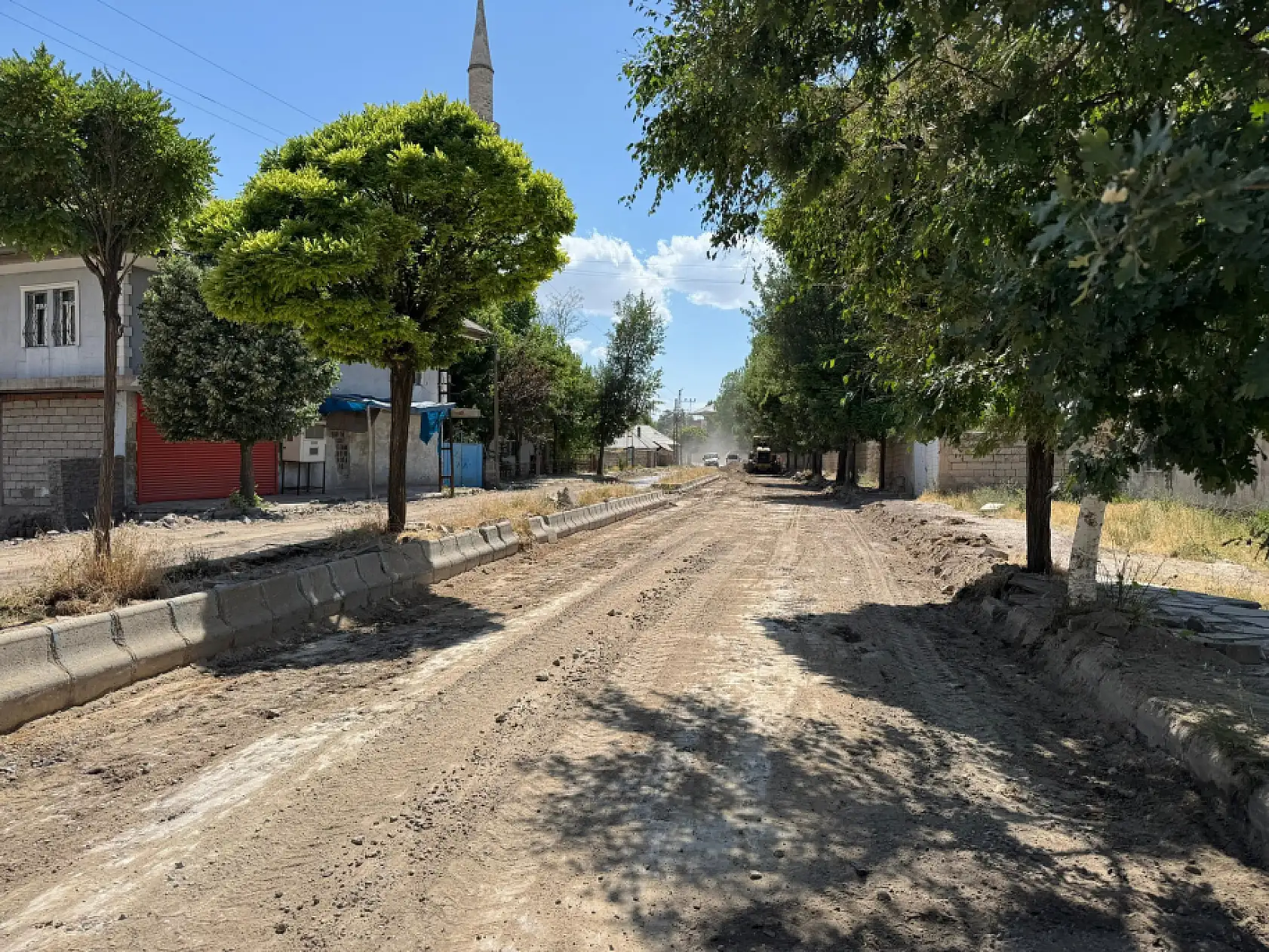 Patnos'ta asfalt sezonu devam ediyor: Üç mahallede yoğun çalışma