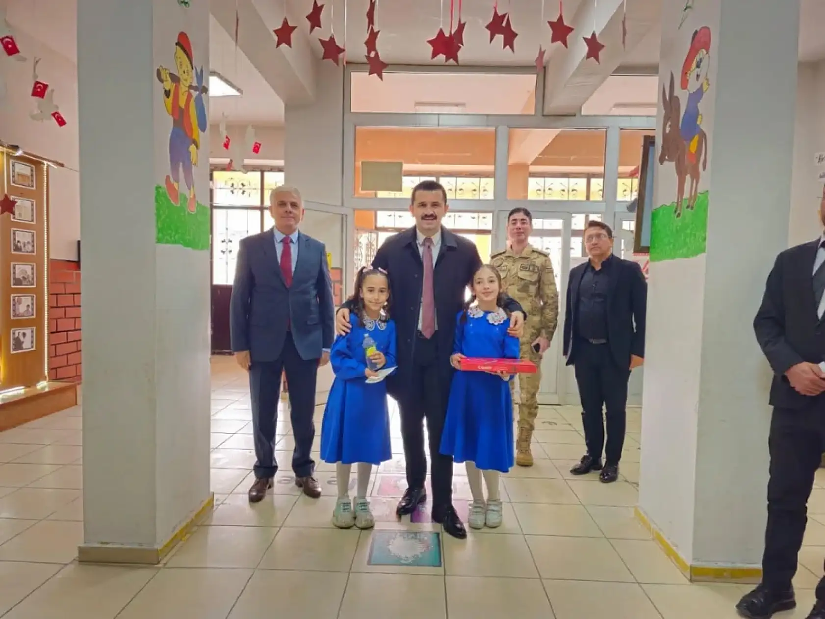 Tutak Kaymakamı Coşkun çocukların güler yüzüne ortak oldu