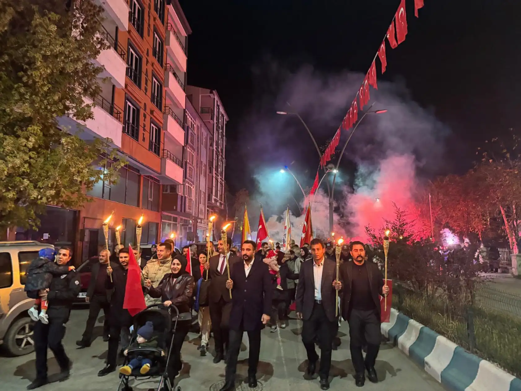 Taşlıçay'da Cumhuriyet Bayramı coşkusu, Fener Alayı yürüyüşüyle taçlandı