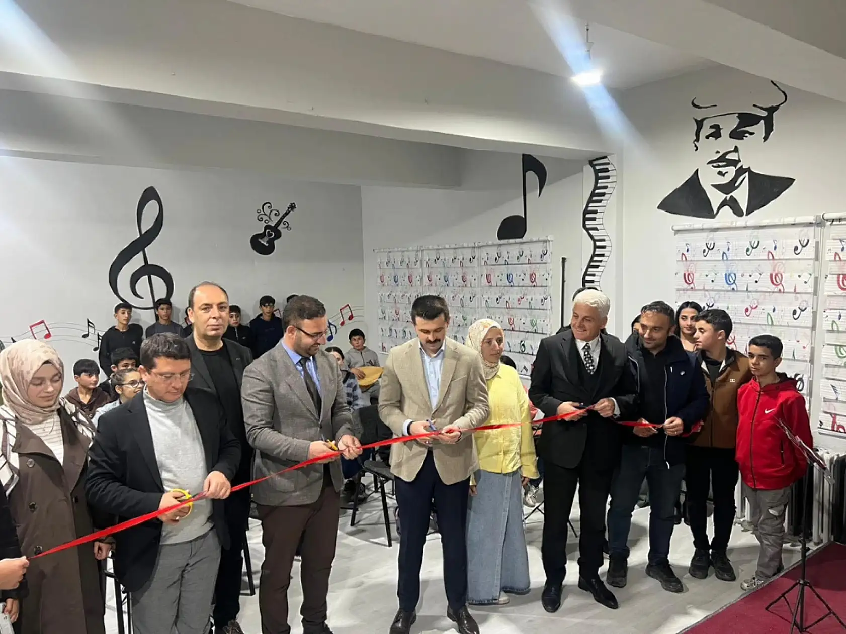 Tutak'ta pansiyon ziyaretine sürpriz doğum günü renk kattı