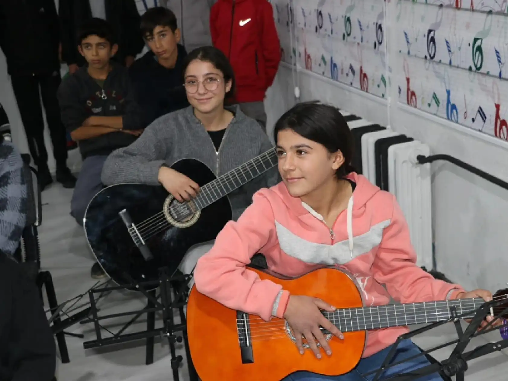 Tutak'ta pansiyon ziyaretine sürpriz doğum günü renk kattı