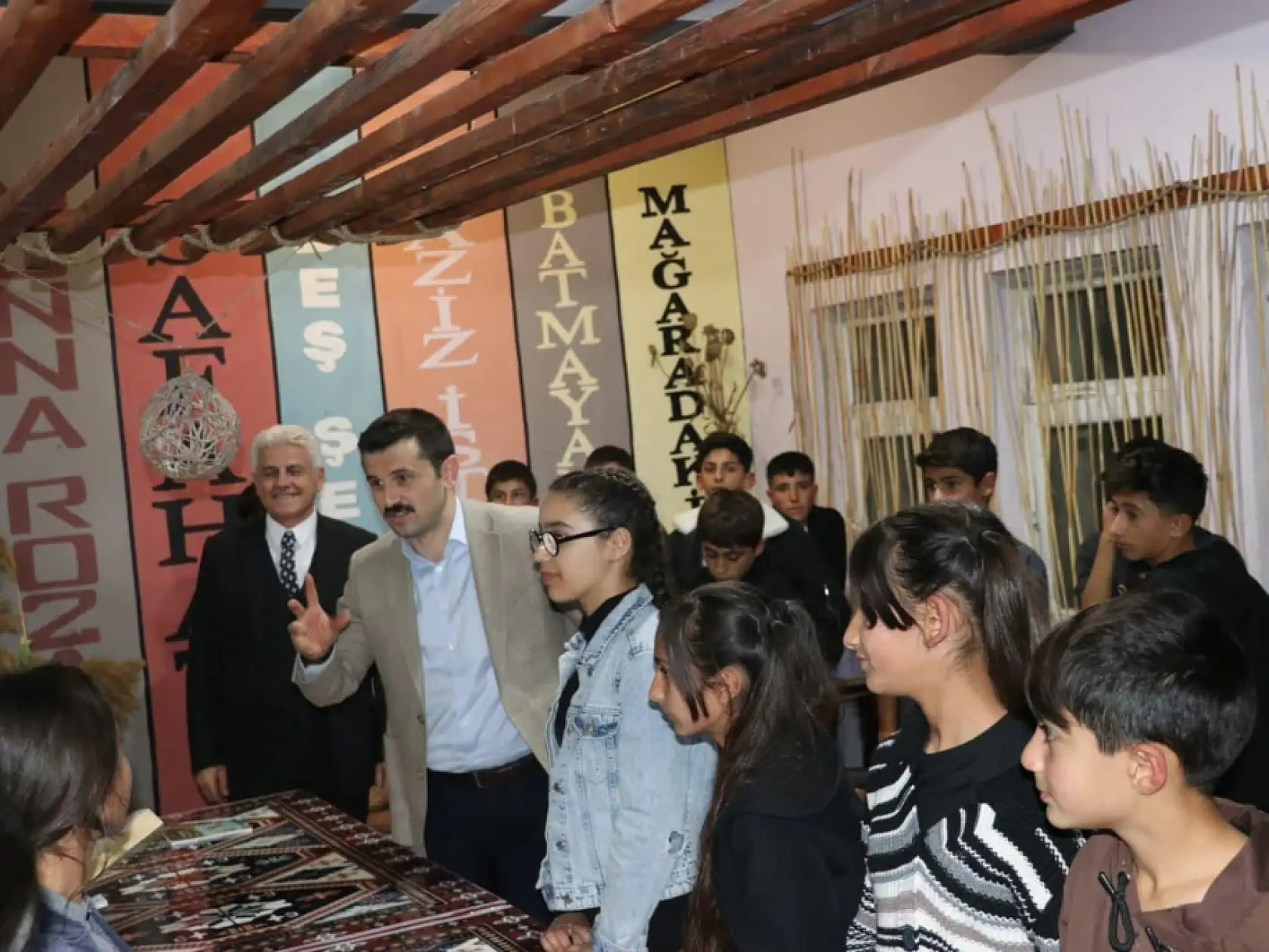 Tutak'ta pansiyon ziyaretine sürpriz doğum günü renk kattı