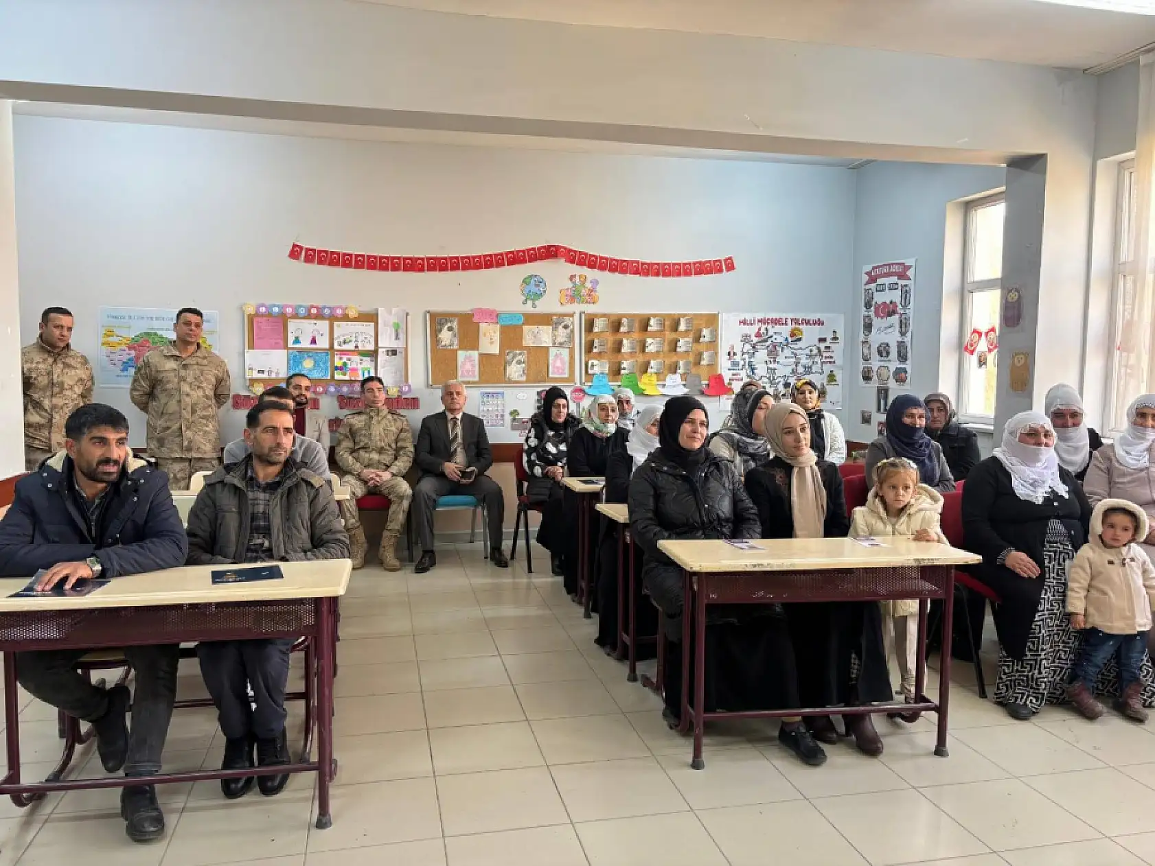 Tutak'ta kadınların güvenliği için KADES uygulaması velilere anlatıldı