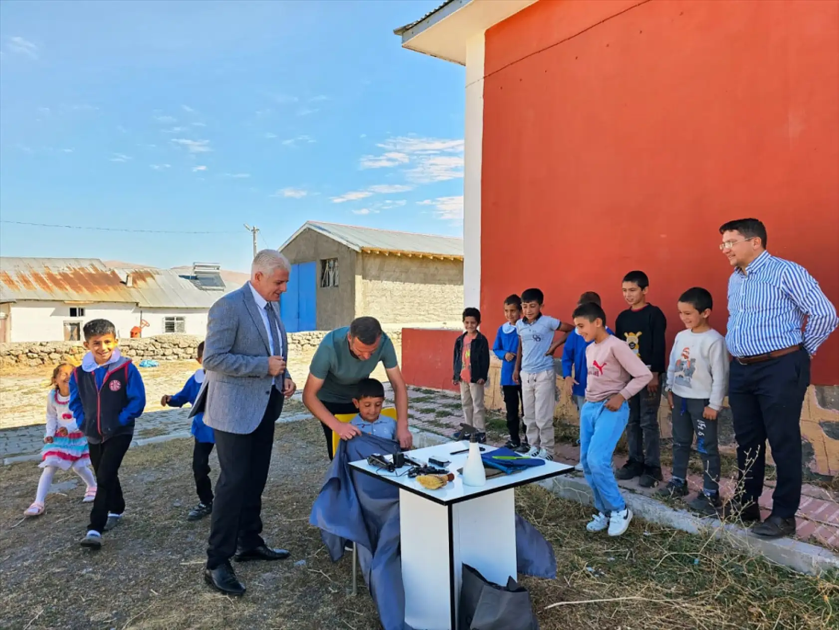Tutak'ta küçük bir dokunuş projesiyle çocukların yüzü güldü