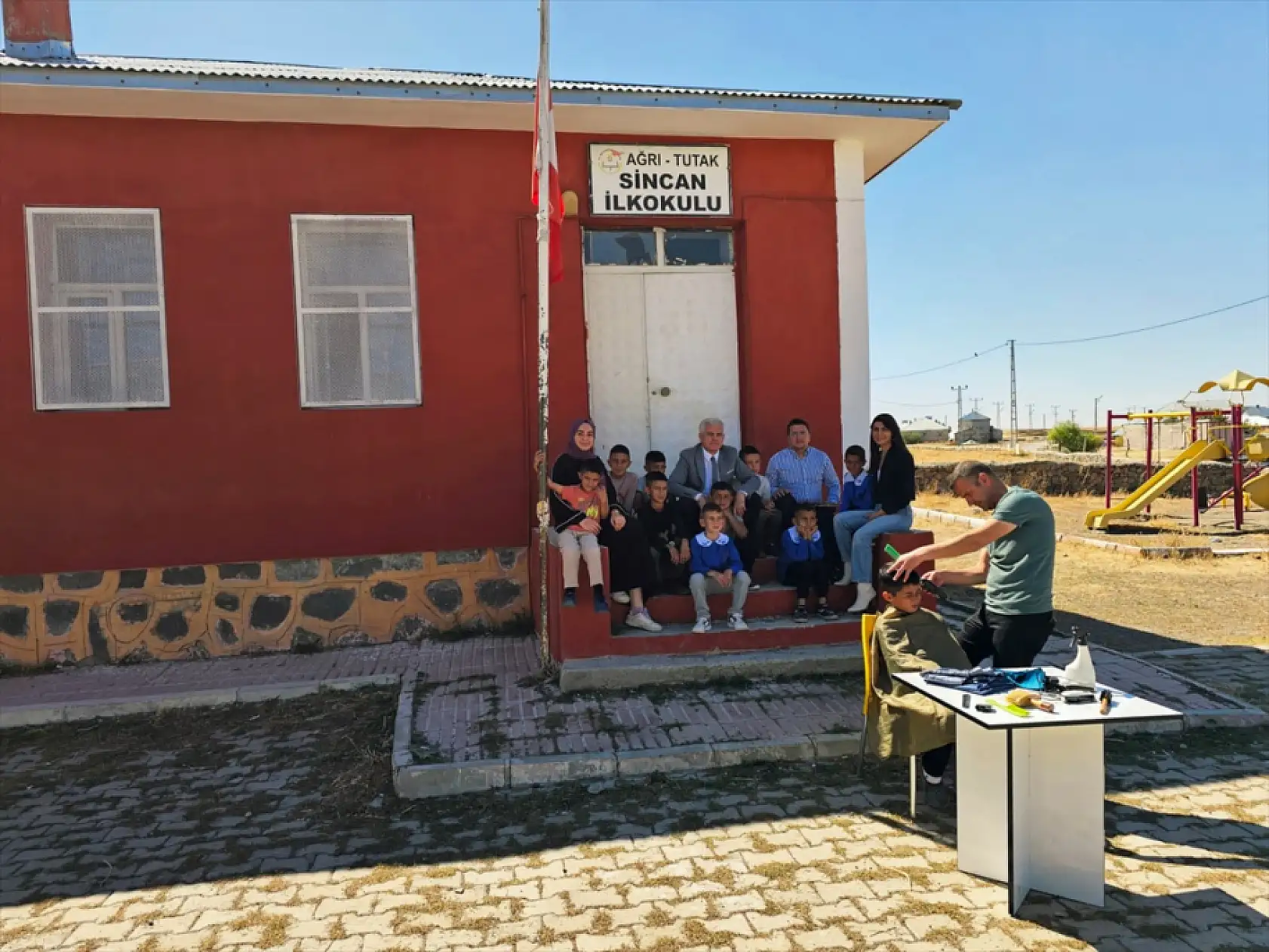 Tutak'ta küçük bir dokunuş projesiyle çocukların yüzü güldü