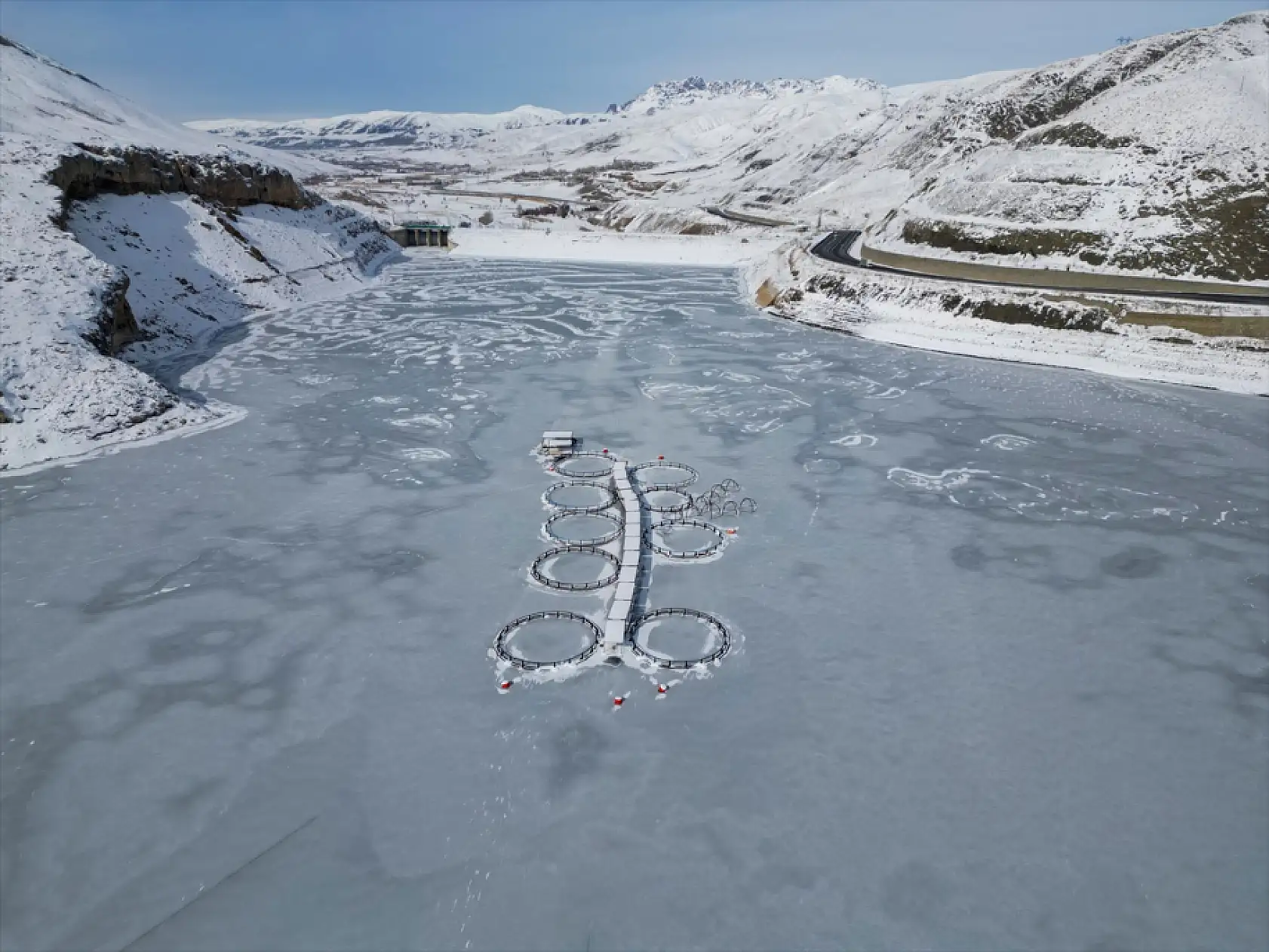 Zernek Barajı tamamen dondu