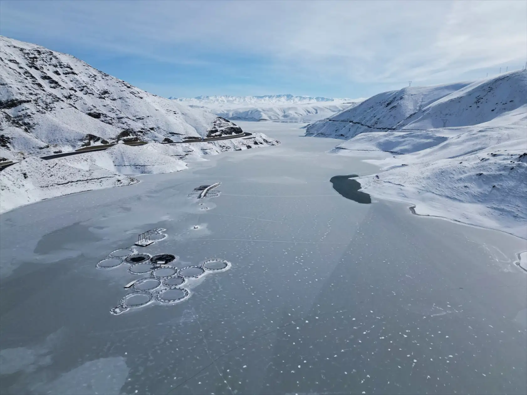 Zernek Barajı tamamen dondu