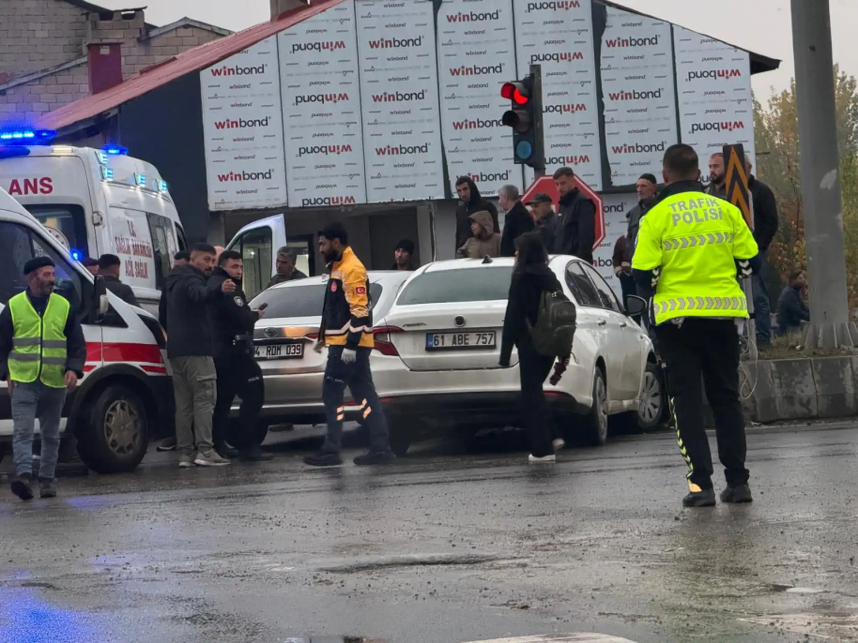 Ağrı'da köprü çıkışında feci kaza! 3 yaralı