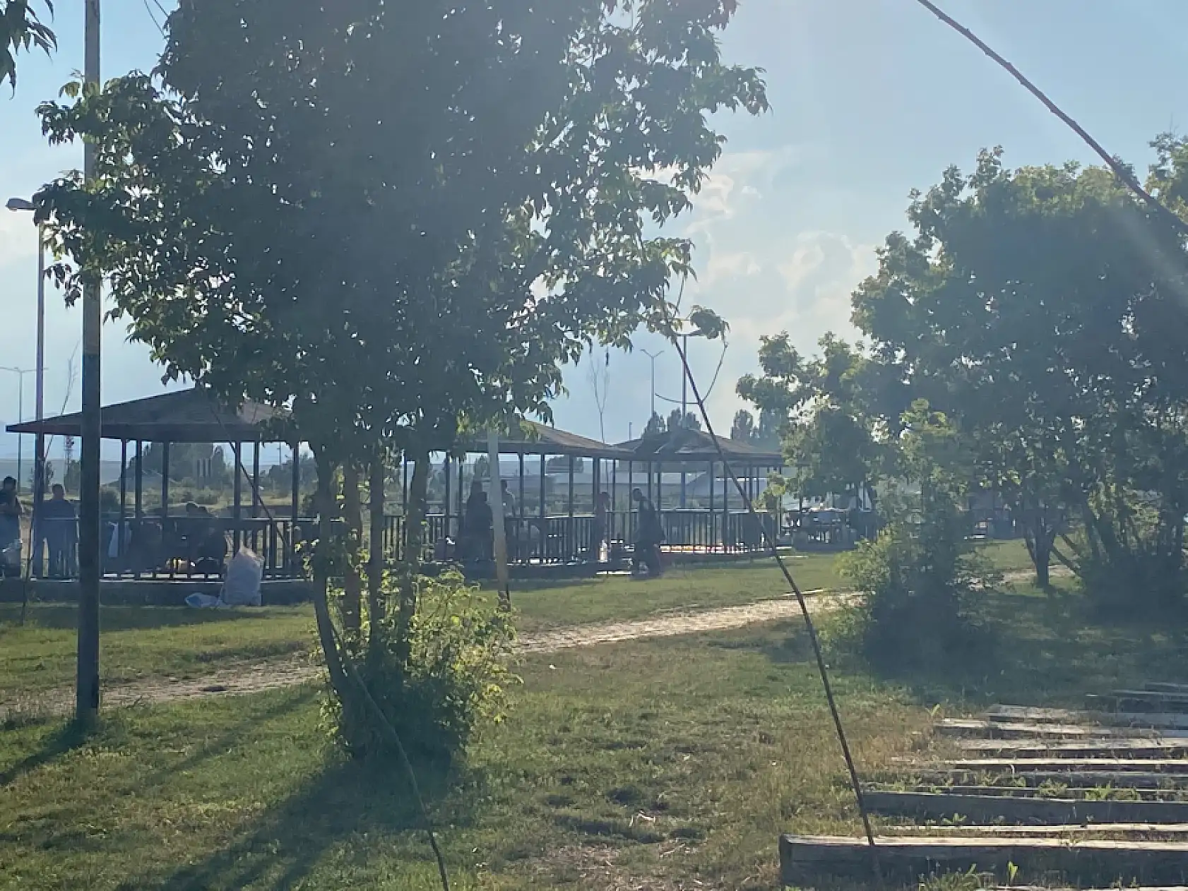 Ağrı'da sıcak havadan bunalan vatandaşların adresi parklar oldu