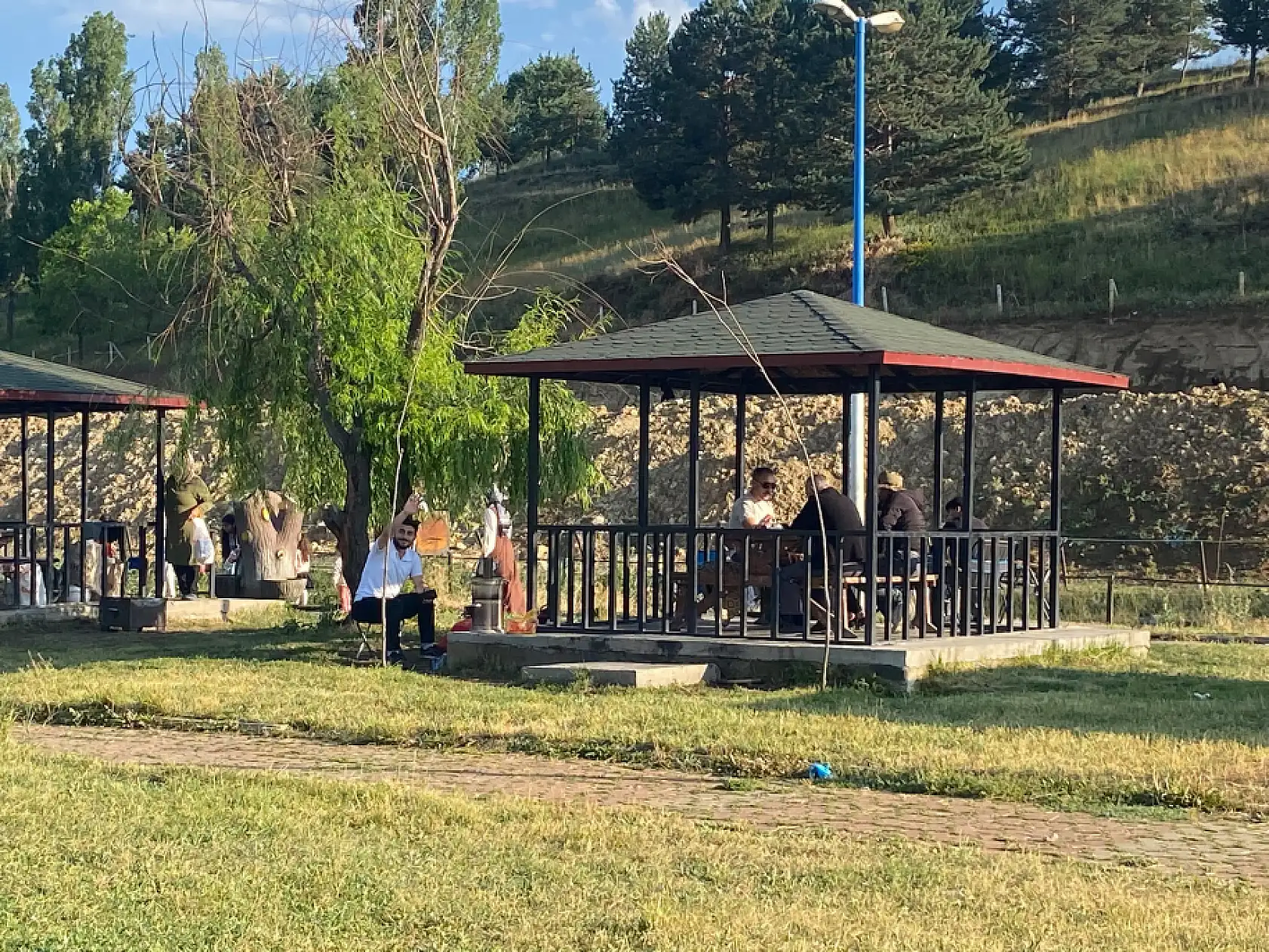 Ağrı'da sıcak havadan bunalan vatandaşların adresi parklar oldu