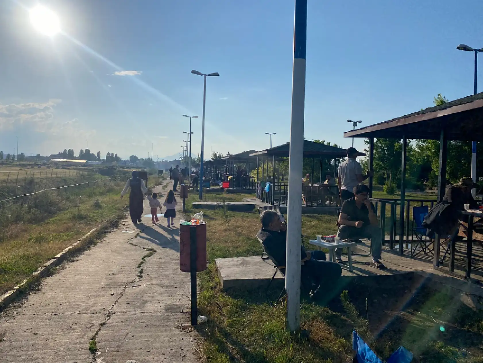 Ağrı'da sıcak havadan bunalan vatandaşların adresi parklar oldu