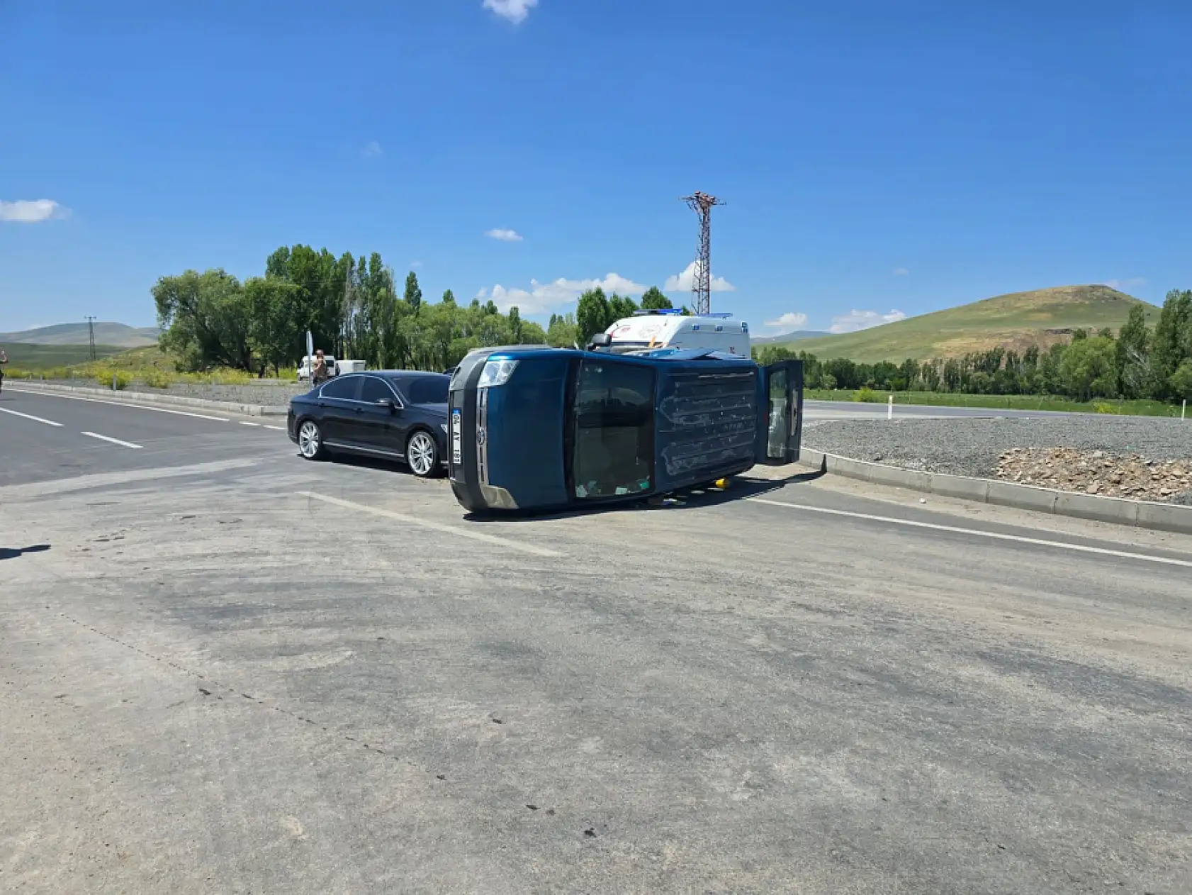 Ağrı-Van karayolunda kaza! Kamyonet yan yattı