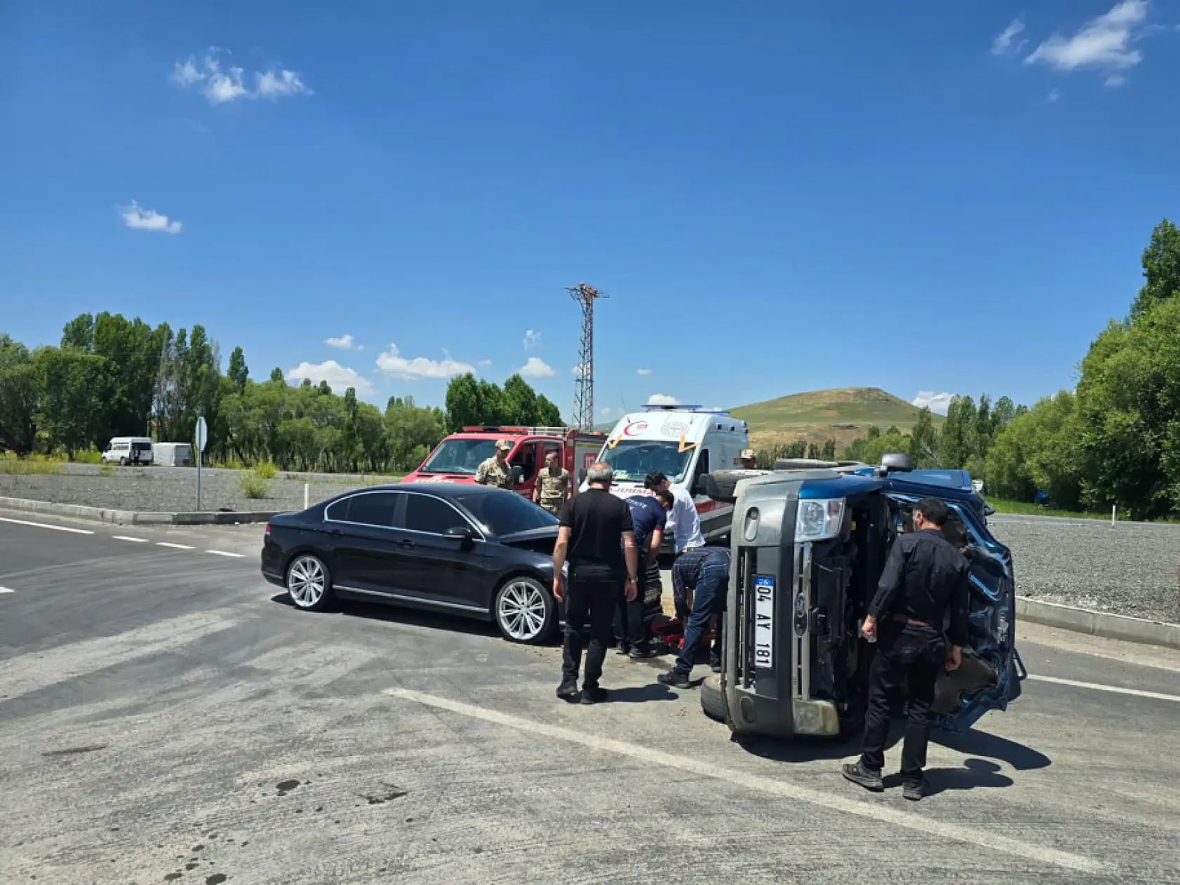 Ağrı-Van karayolunda kaza! Kamyonet yan yattı