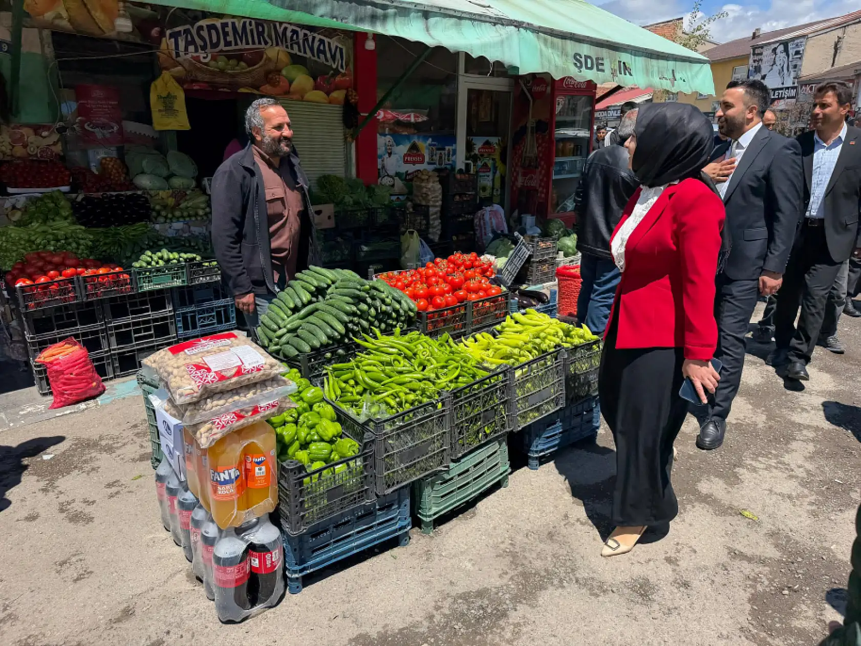 Ağrı'nın tek kadın kaymakamı esnafın bayramını kutladı