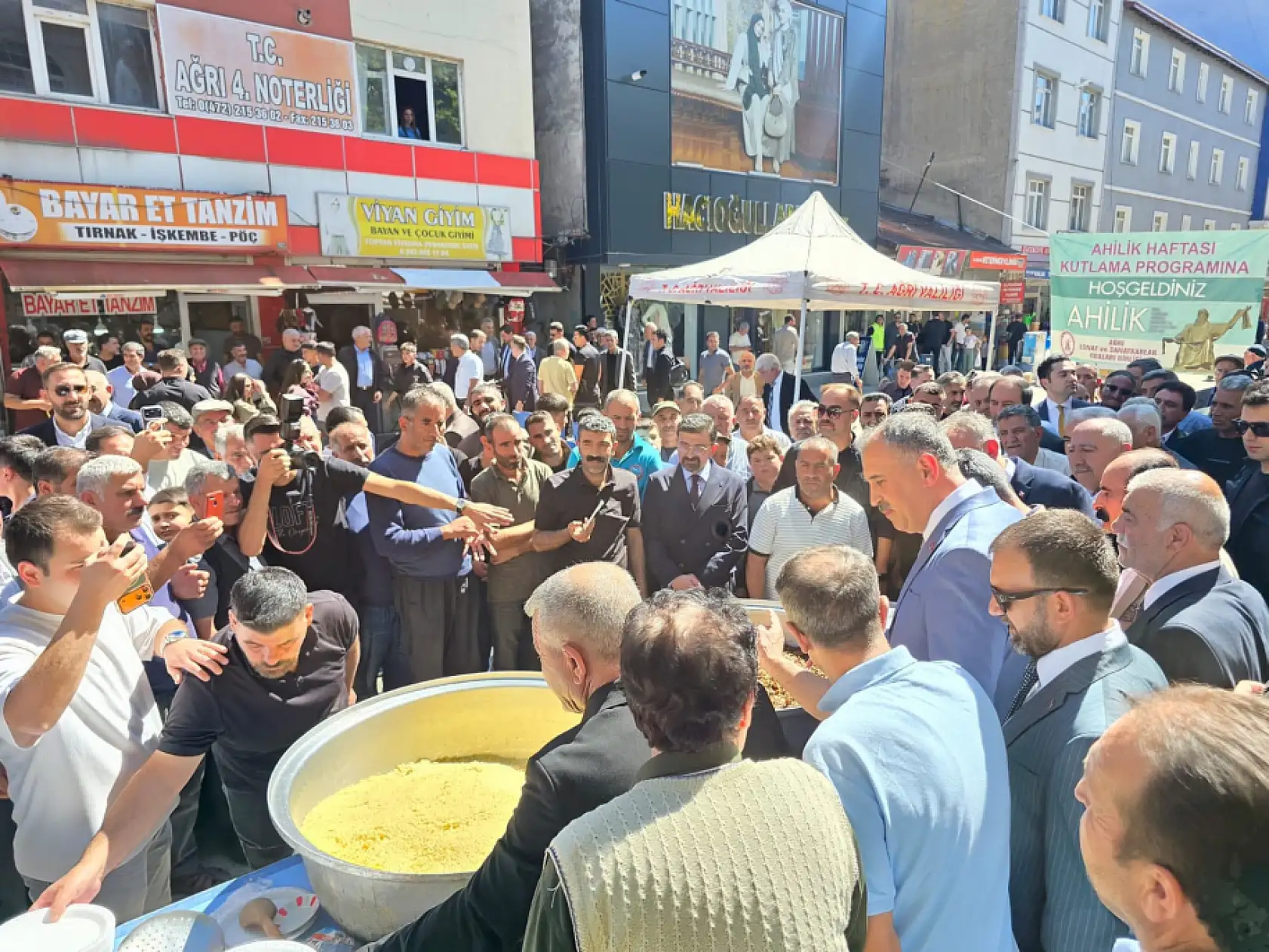 Ahilik geleneği Ağrı'da sokağa taşındı! Esnaf ve vatandaş aynı sofrada buluştu