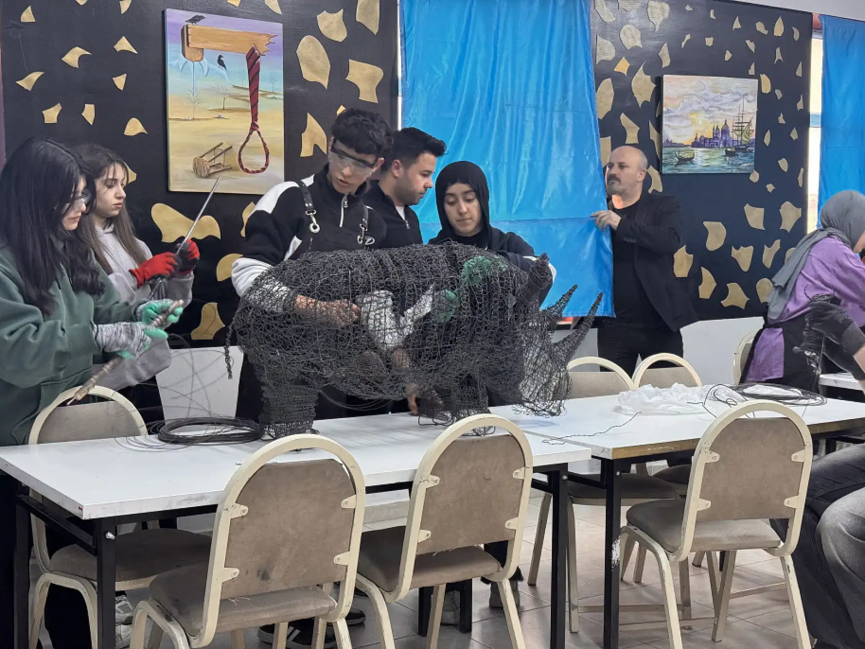 Ağrı'da sanat galerisine dönüşen lise koridorları geri dönüşümle parlıyor