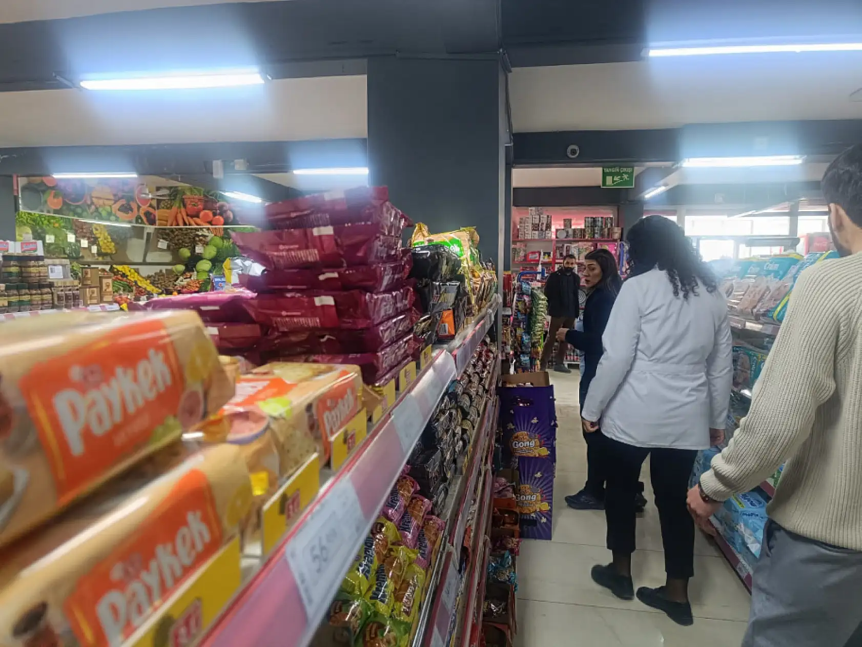 Ağrı'da gıda denetimleri sıklaştırıldı, ekipler raflardaki ürünleri inceliyor