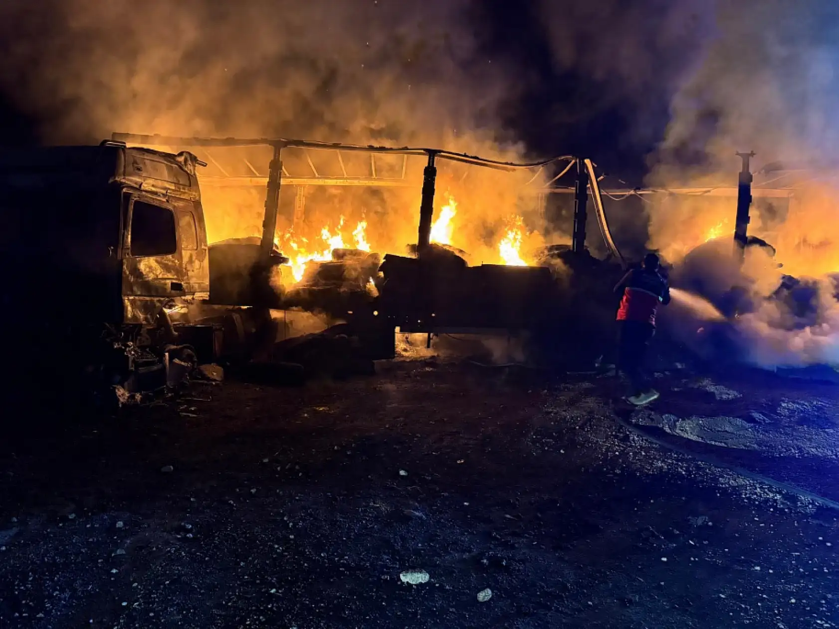 Ağrı'da seyir halindeki Tır alevlere teslim oldu