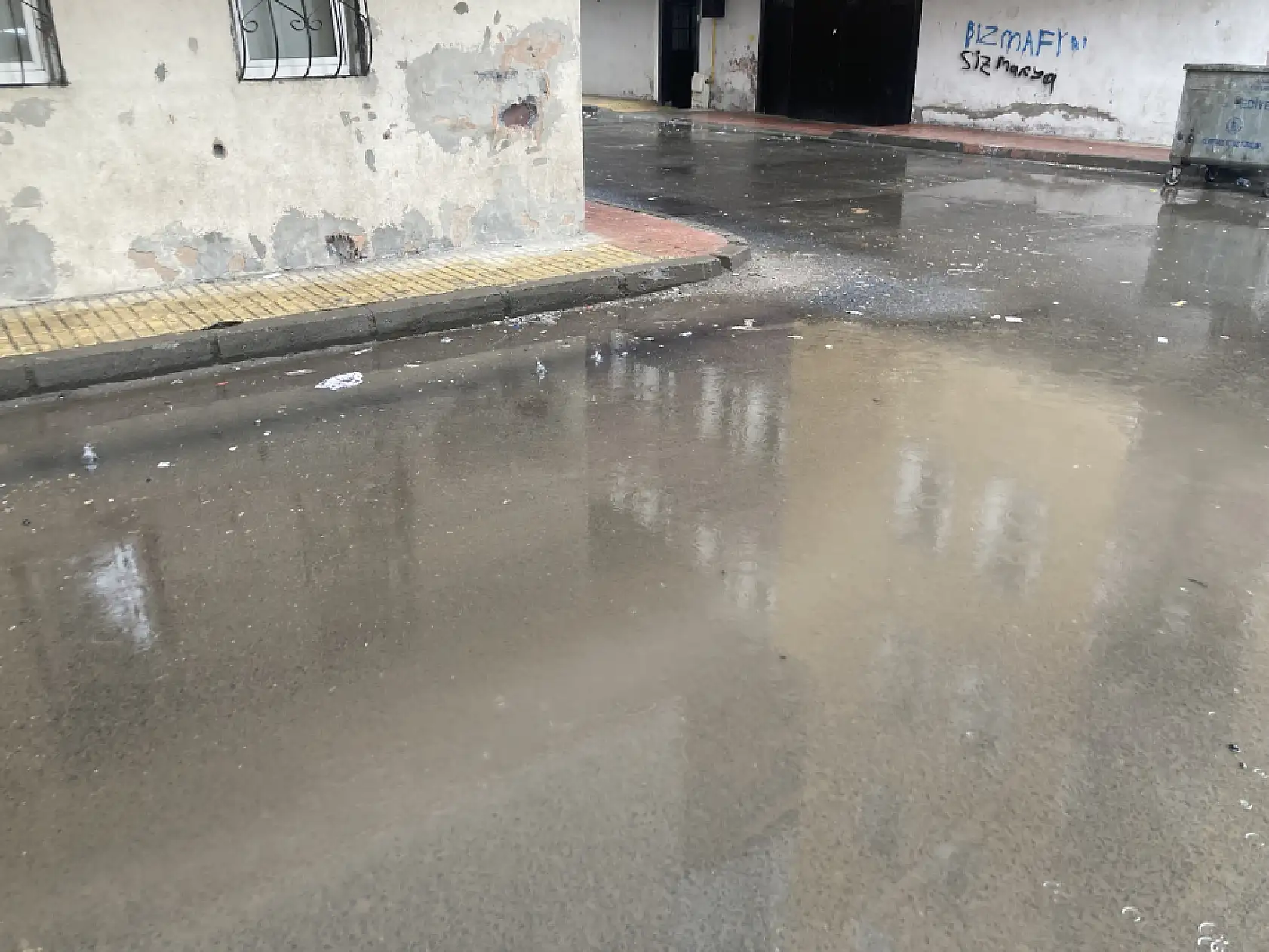 Ağrı'da sağanak hayatı zorlaştırdı: Cadde ve sokaklar gölete döndü