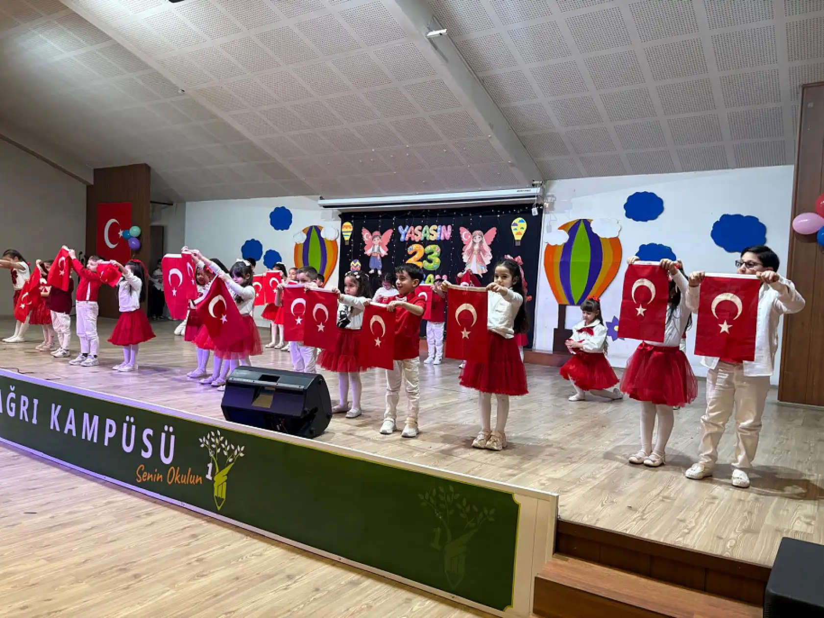 Ağrı Doğa Koleji'nde salon doldu, öğrenciler yeteneklerini sergiledi