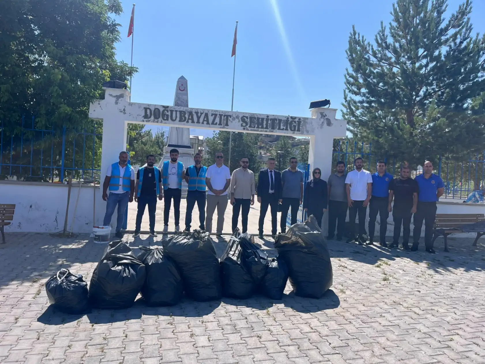Doğubayazıt'ta 15 Temmuz öncesi şehitlikte anlamlı temizlik çalışması