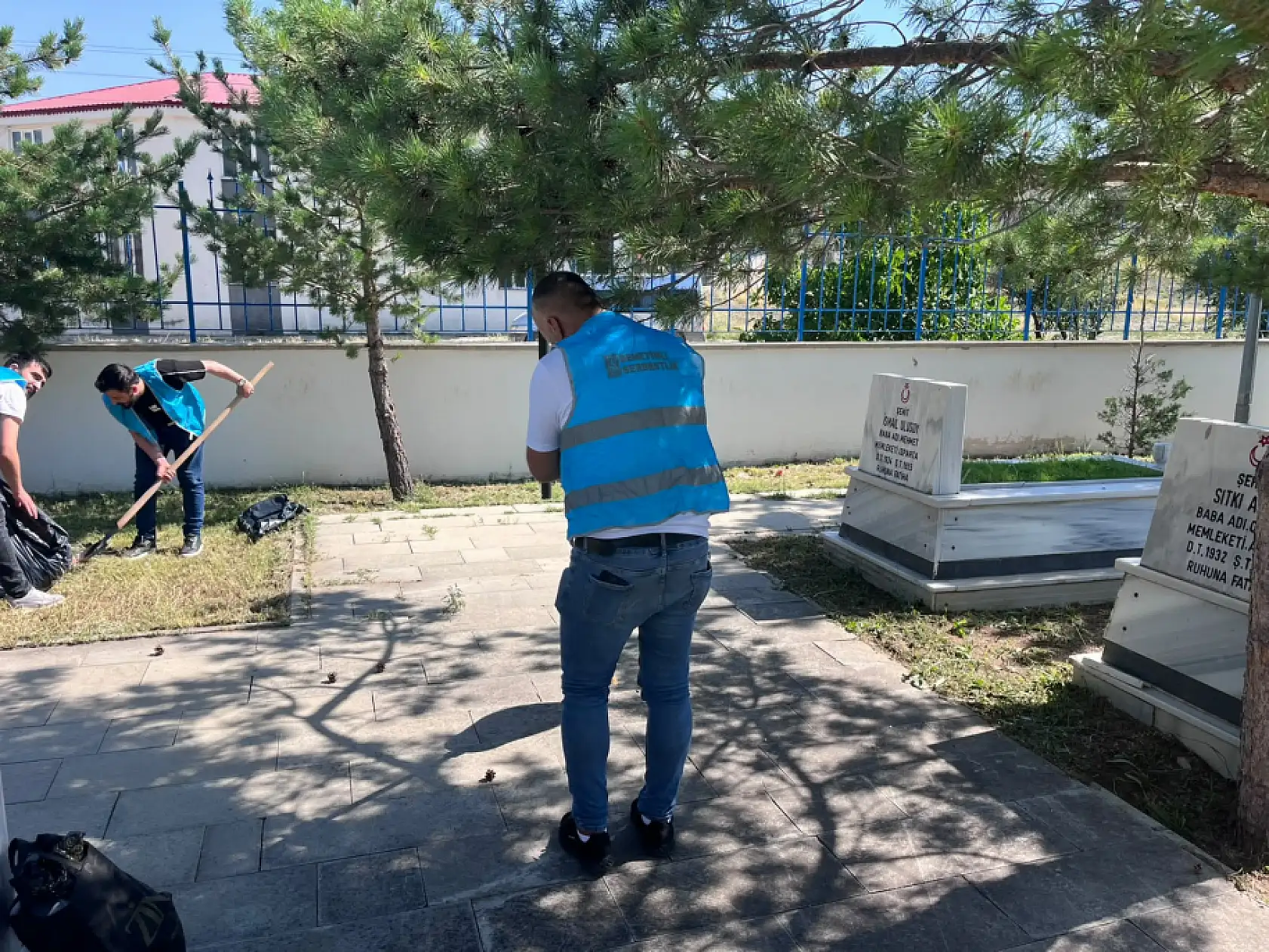 Doğubayazıt'ta 15 Temmuz öncesi şehitlikte anlamlı temizlik çalışması