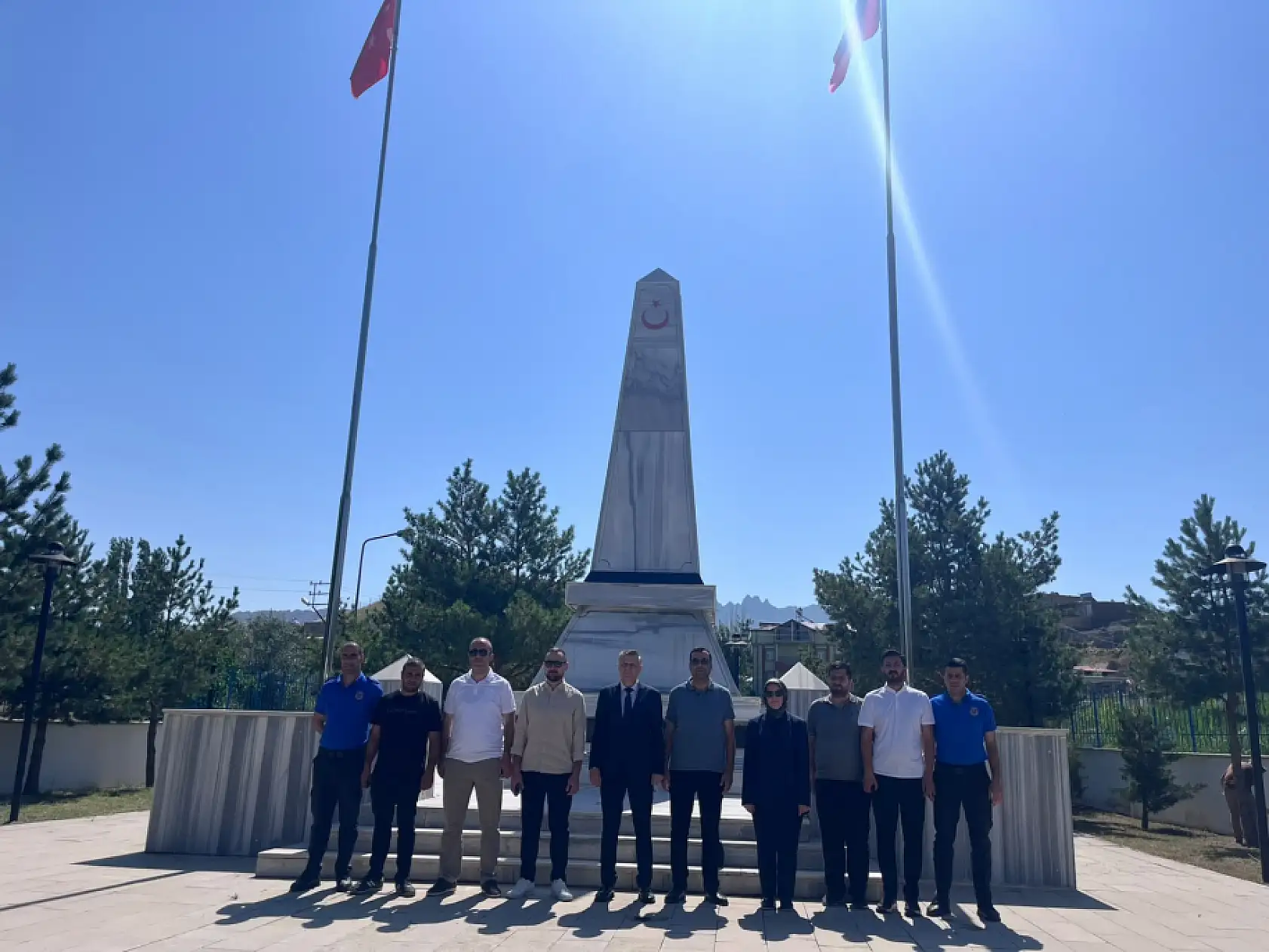 Doğubayazıt'ta 15 Temmuz öncesi şehitlikte anlamlı temizlik çalışması