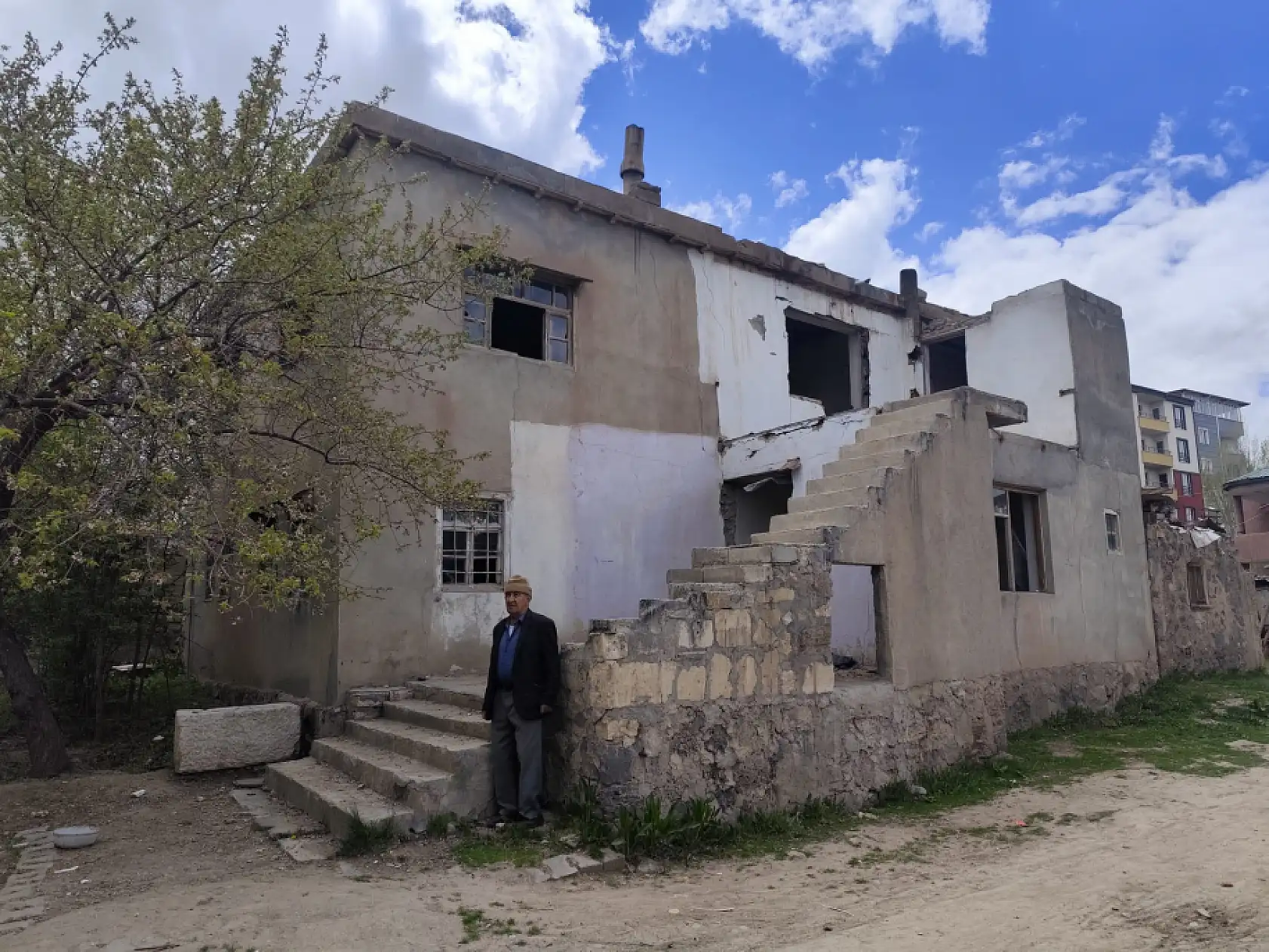Doğubayazıt'ta 110 yıllık Baba Eren Köşkü zamana yenildi