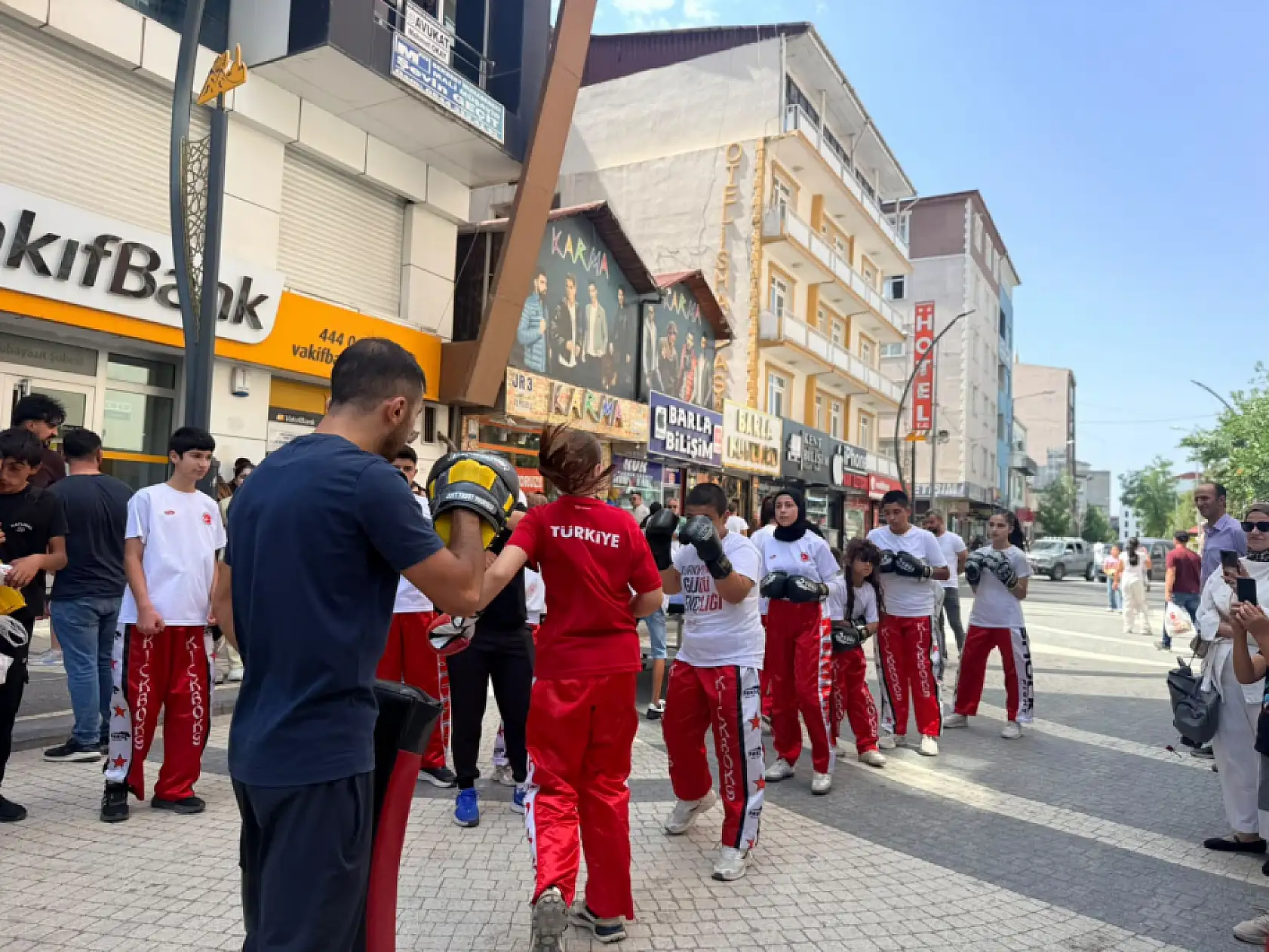 Doğubayazıt'ta İnegöl Caddesi spor ve festival alanına dönüştü