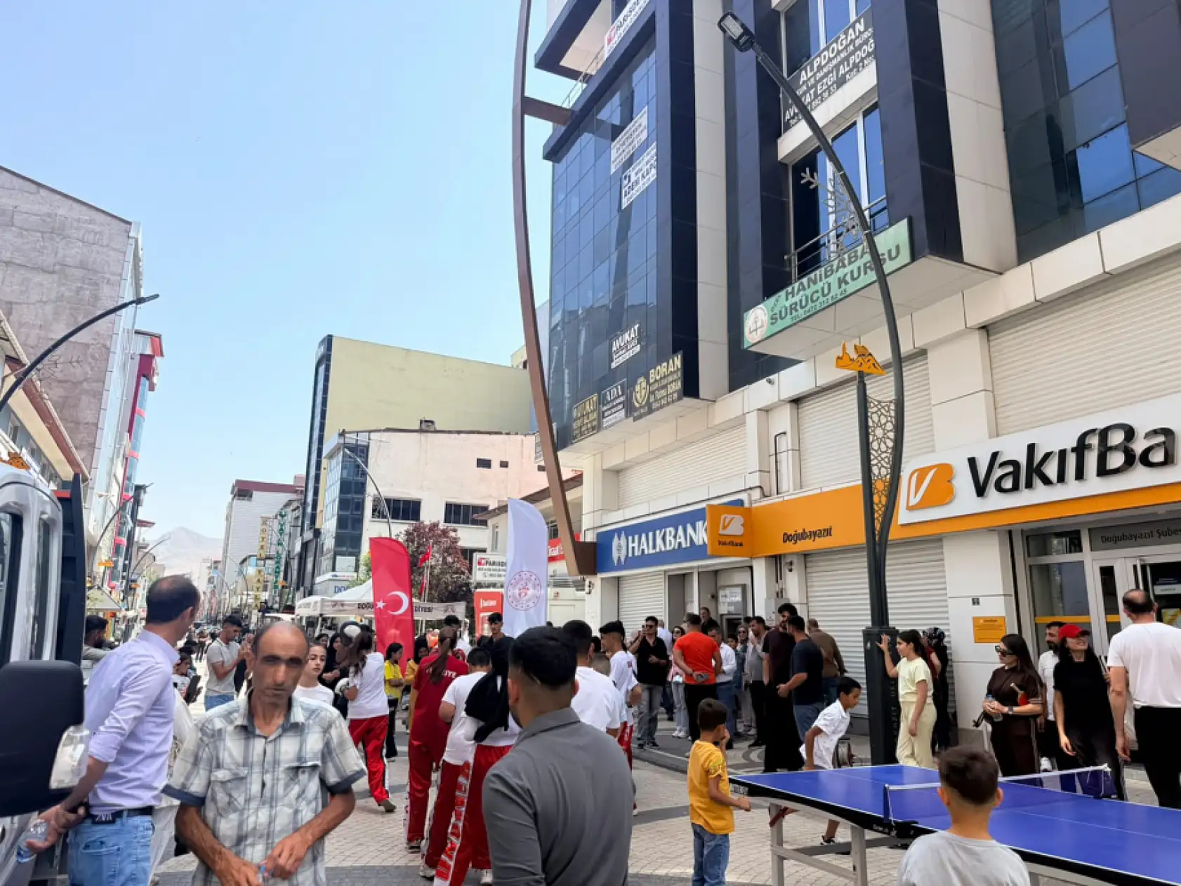Doğubayazıt'ta İnegöl Caddesi spor ve festival alanına dönüştü
