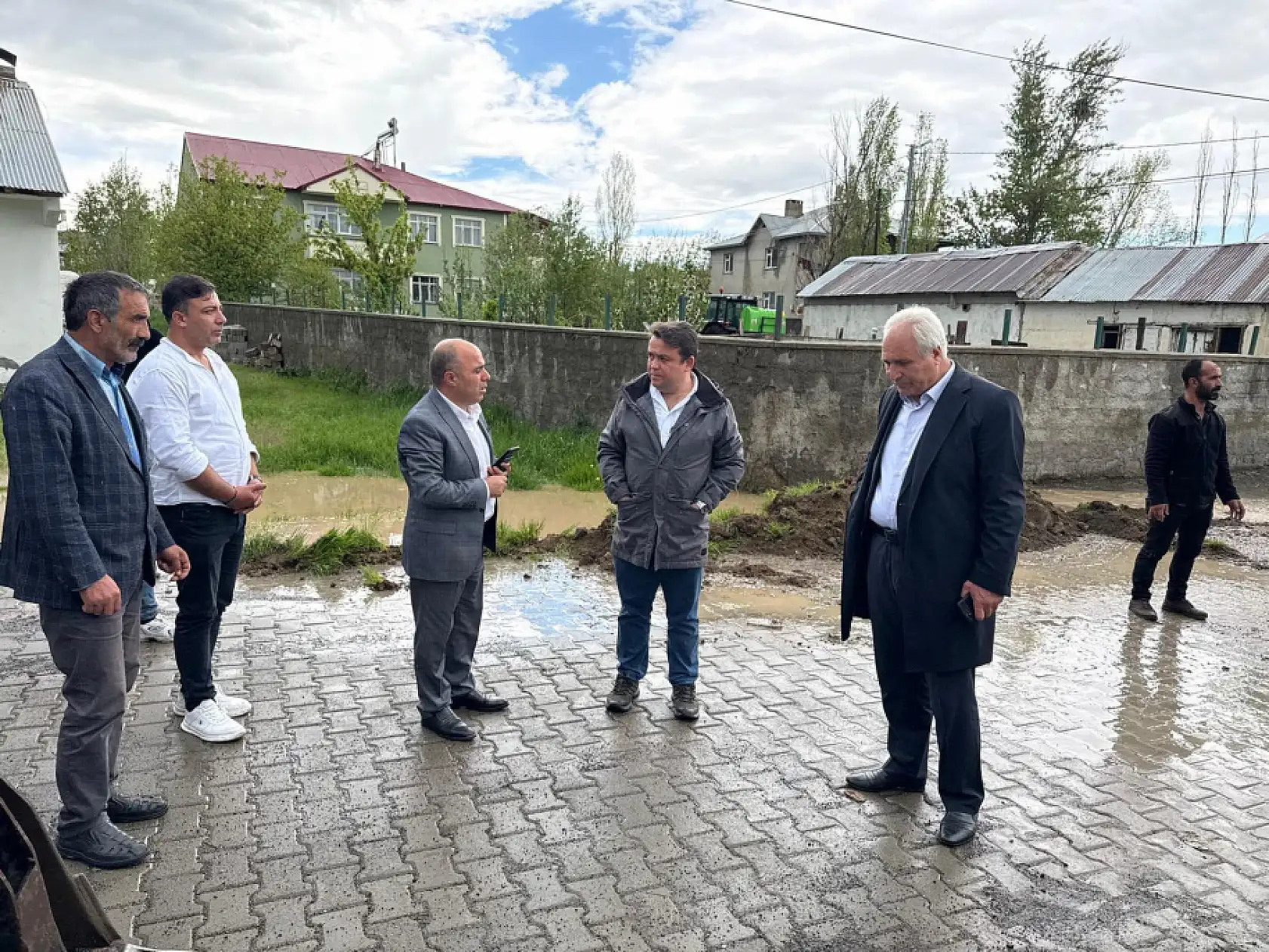 Eleşkirt'te sağanak su baskınlarına yol açtı