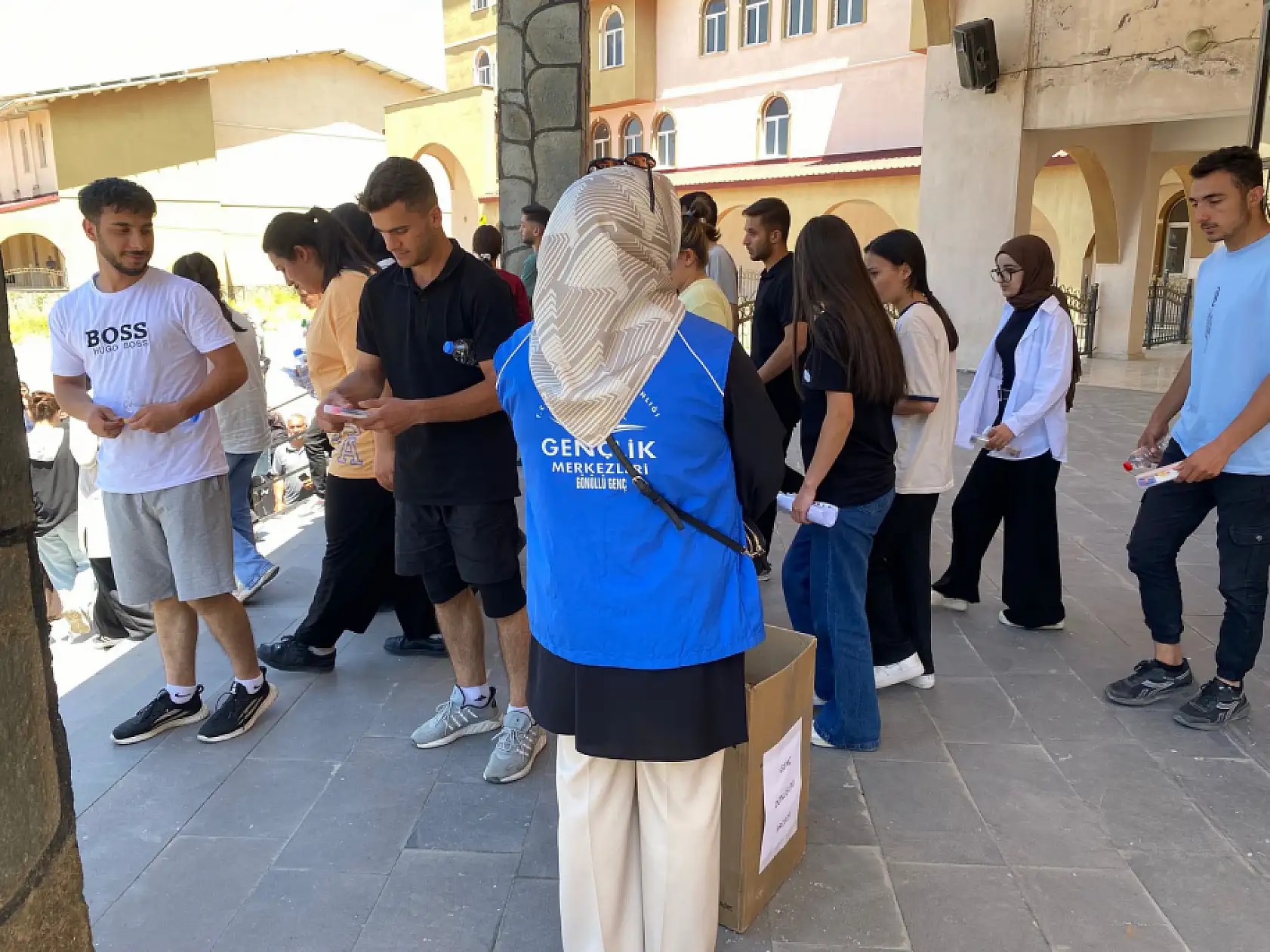 Patnos Gençlik Merkezinden anlamlı hareket: Kalemler köy okullarına