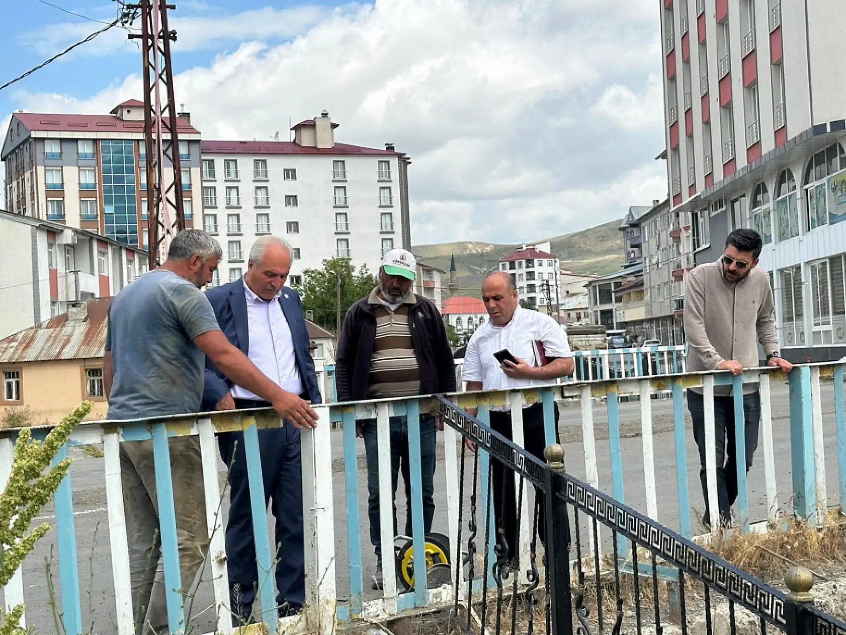 Eleşkirt'te dere çevresi düzenleniyor: Başkan Yakut çalışmaları inceledi