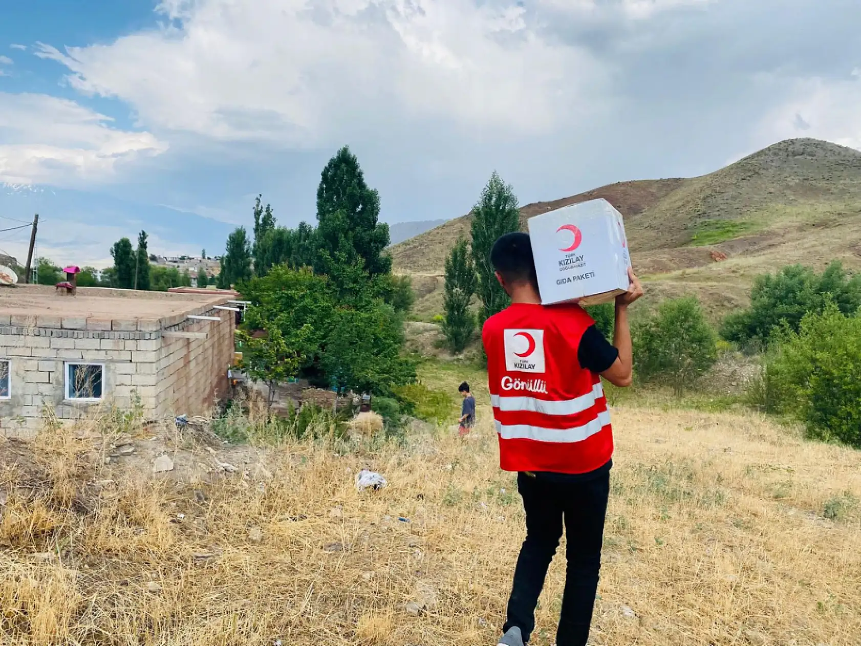 Kızılay Doğubayazıt yardım kolilerini ihtiyaç sahibi ailelerle buluşturdu