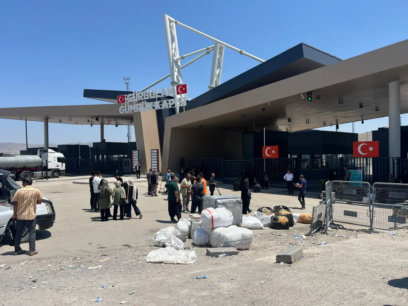 Gürbulak'ta savaşa rağmen  hareketlilik sürüyor