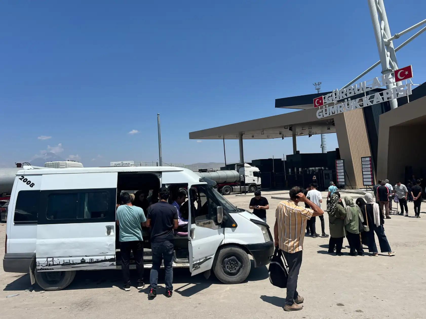 Gürbulak'ta savaşa rağmen  hareketlilik sürüyor