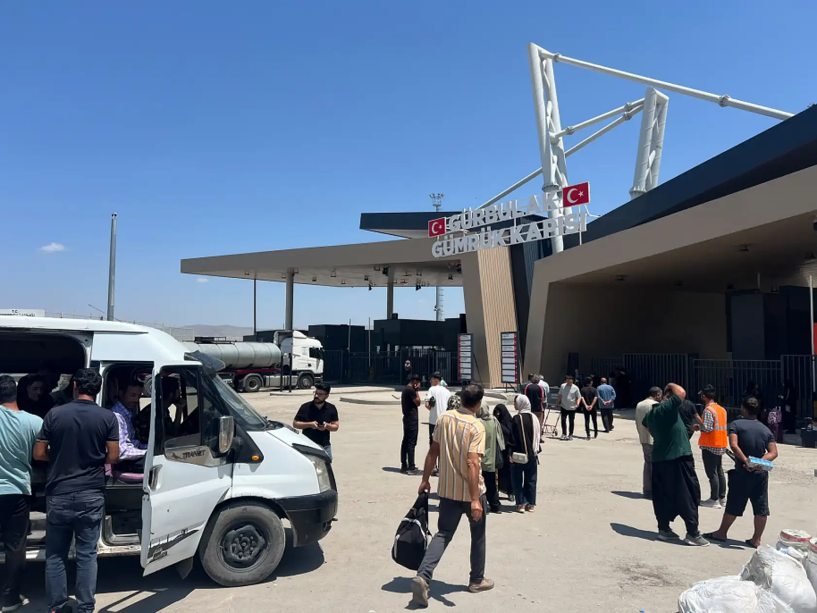 Gürbulak'ta savaşa rağmen  hareketlilik sürüyor