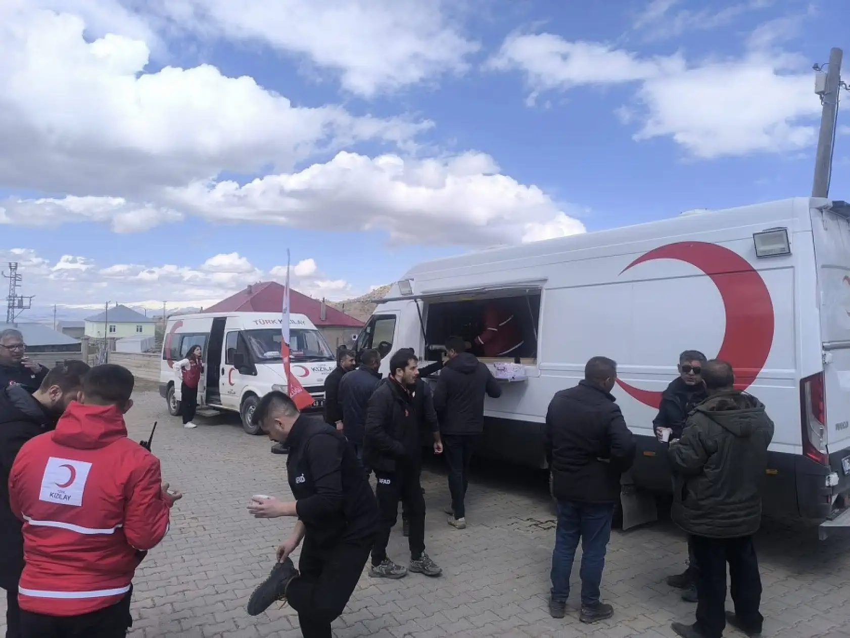 Patnos'ta deprem sonrası köylerde sıcak yemek desteği