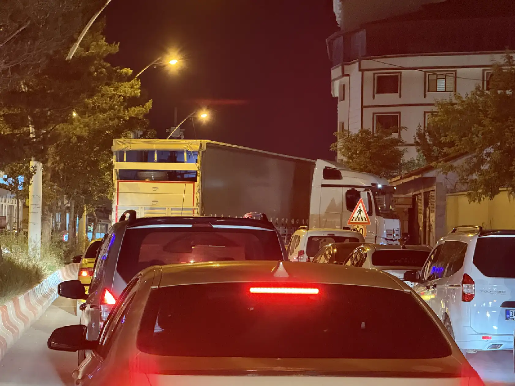 Cumhuriyet Caddesi'nde tır krizi:Sıkıştı, ancak çıkabildi
