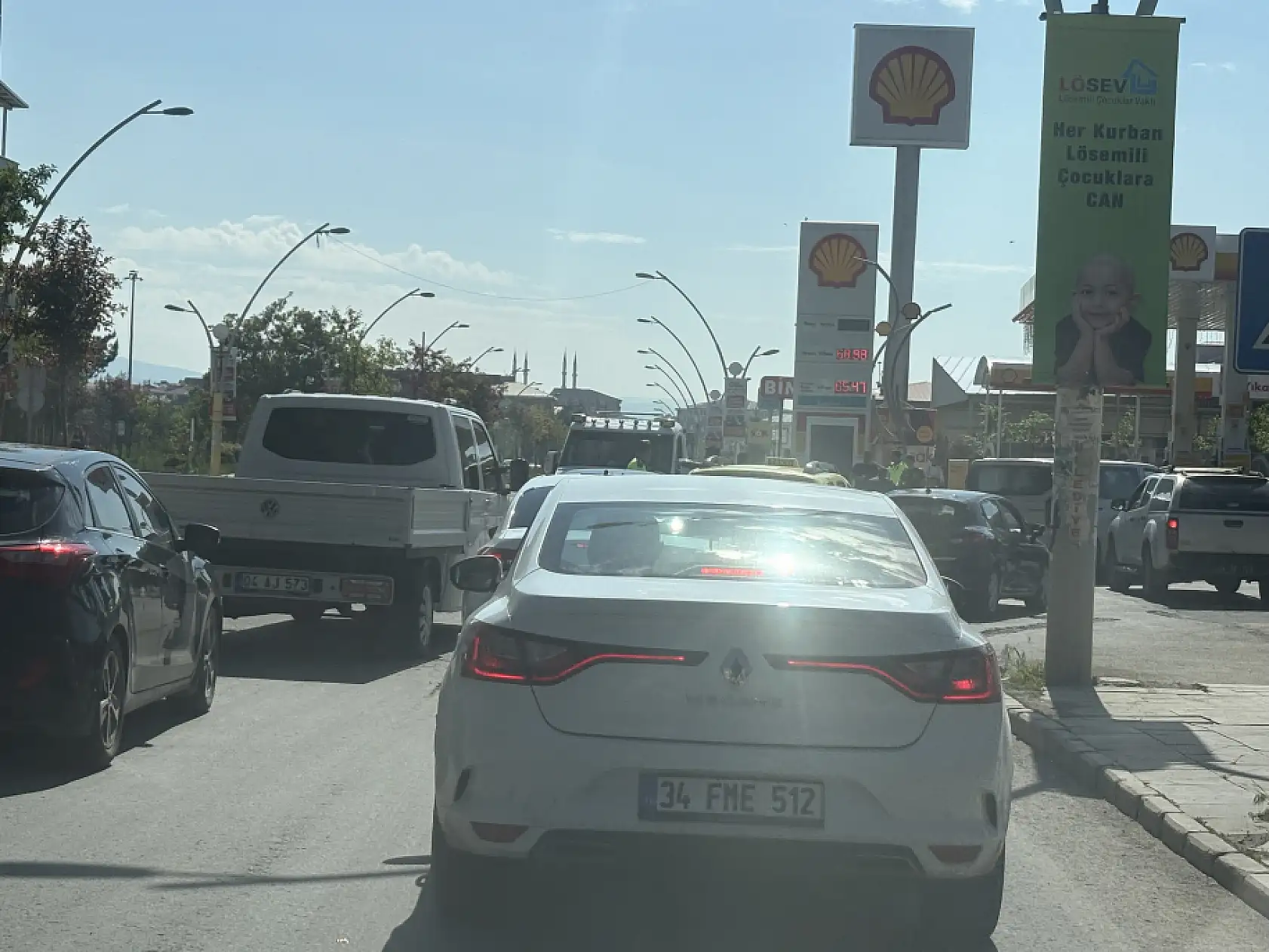 Ağrı'nın en işlek caddesinde kaza sonrası trafik felç oldu