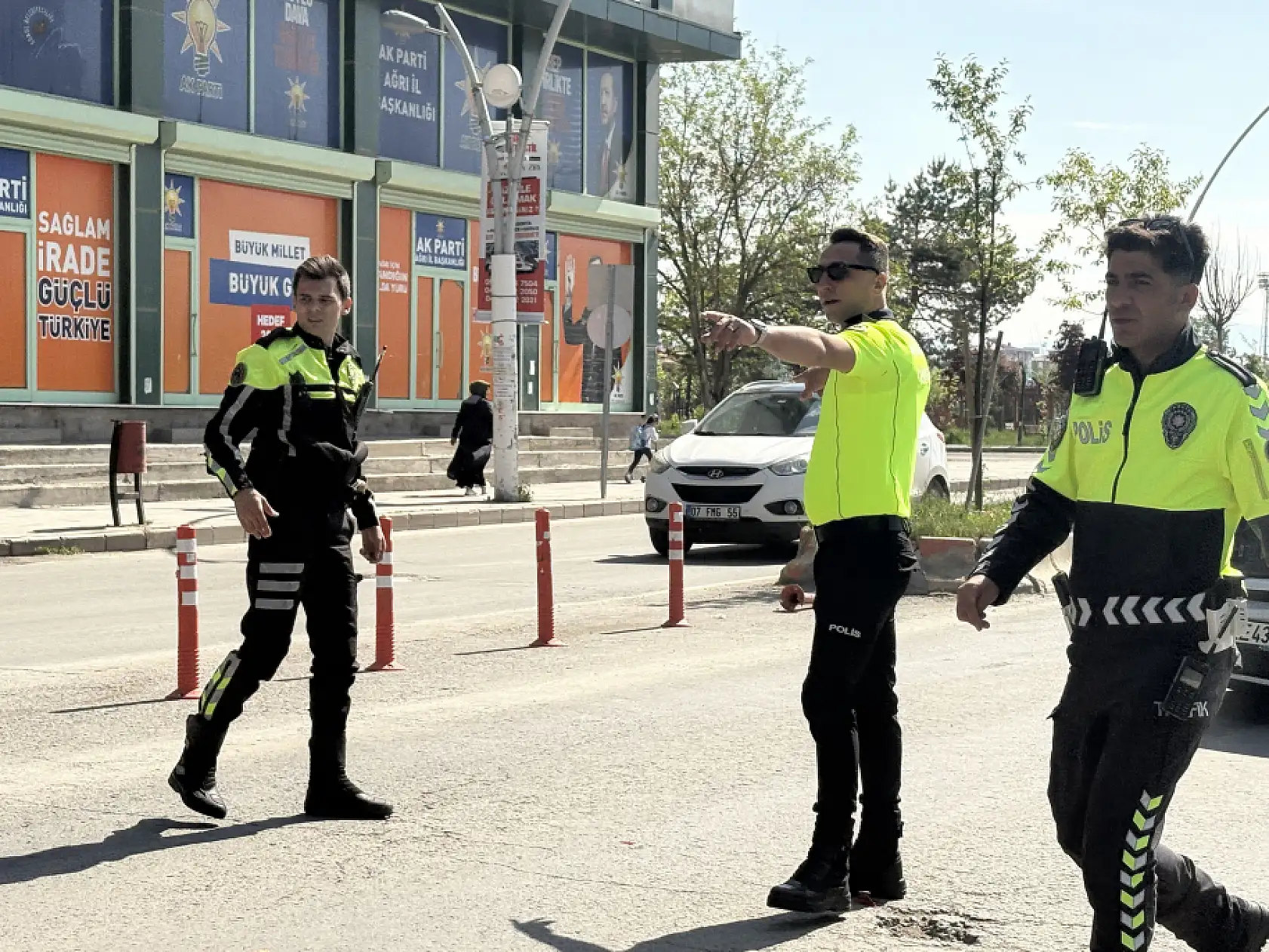 Ağrı'nın en işlek caddesinde kaza sonrası trafik felç oldu