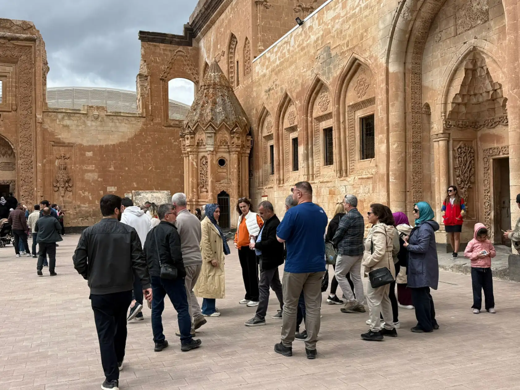 Tarihi sarayda pazar hareketliliği dikkat çekti