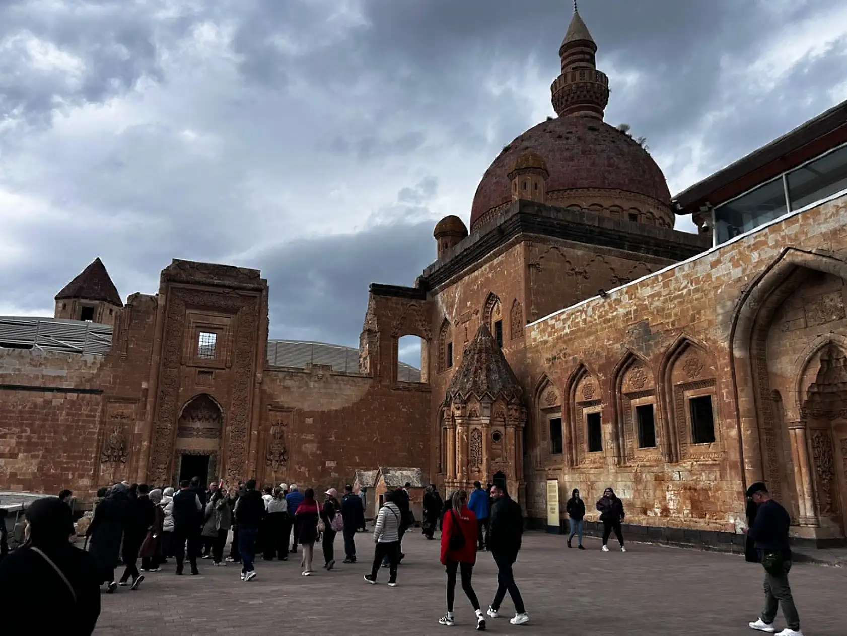 Tarihi sarayda pazar hareketliliği dikkat çekti