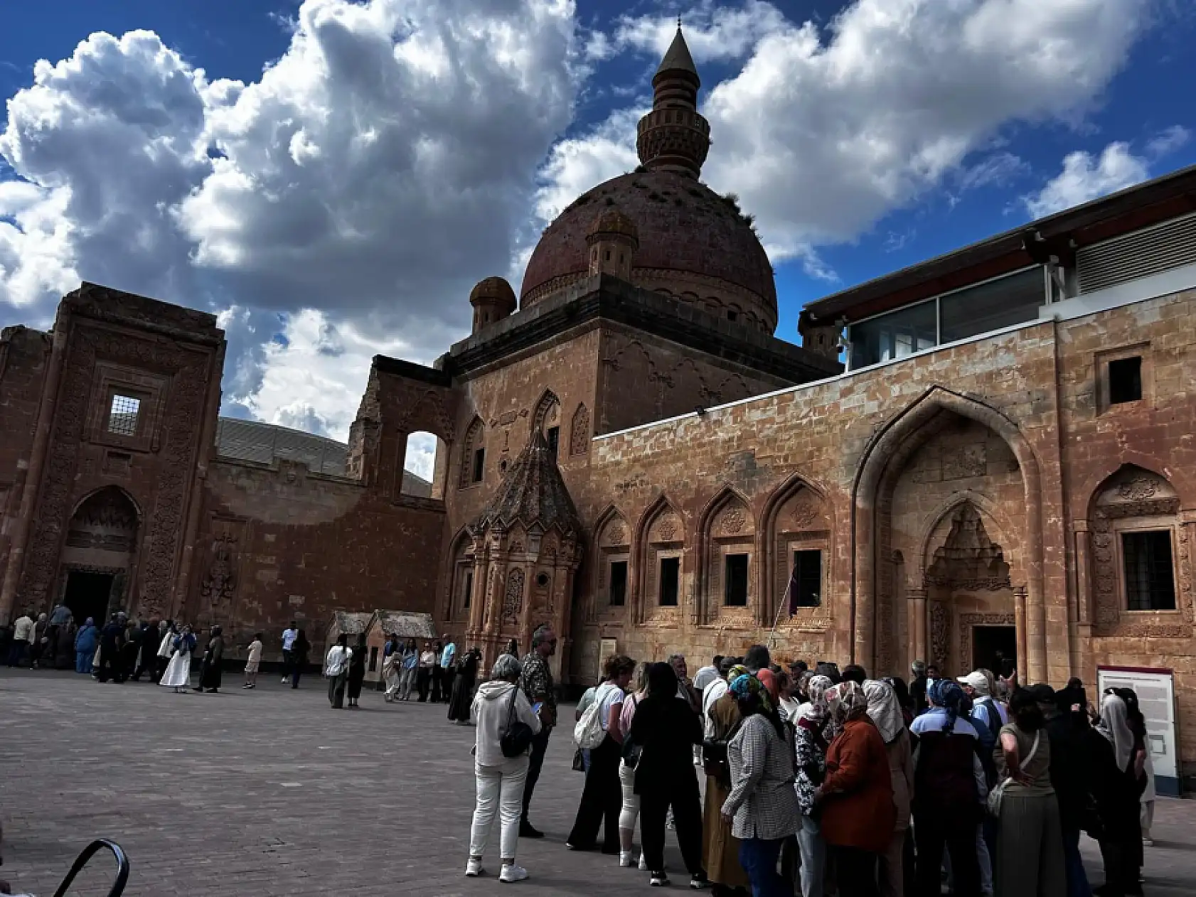 Tarihin kalbi İshak Paşa Sarayı'nda ziyaretçi akını