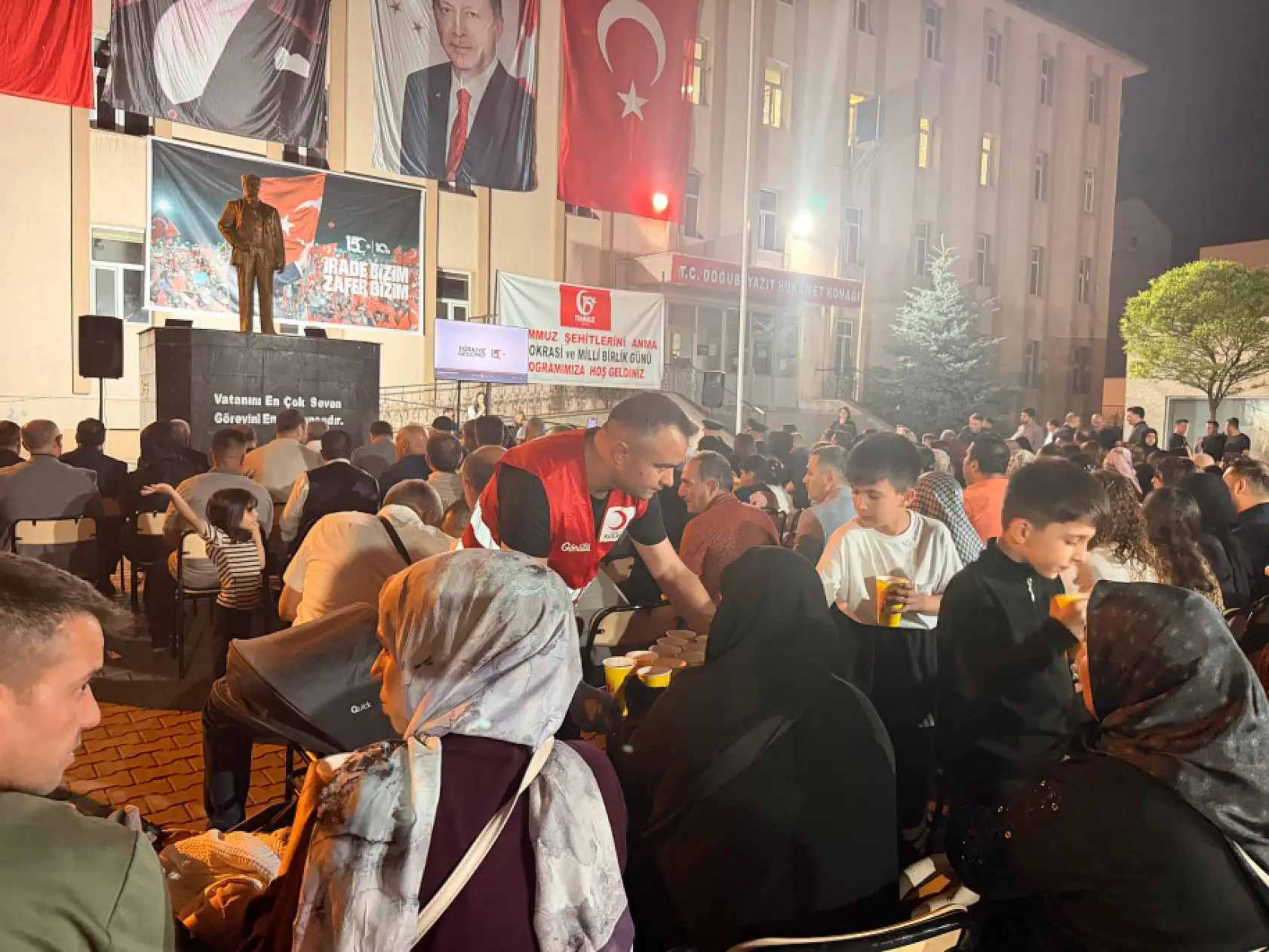 Kızılay gönüllülerinden demokrasi nöbetine anlamlı destek
