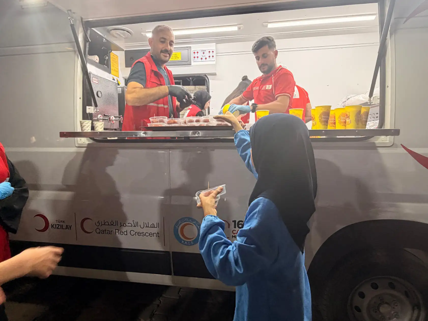 Kızılay gönüllülerinden demokrasi nöbetine anlamlı destek